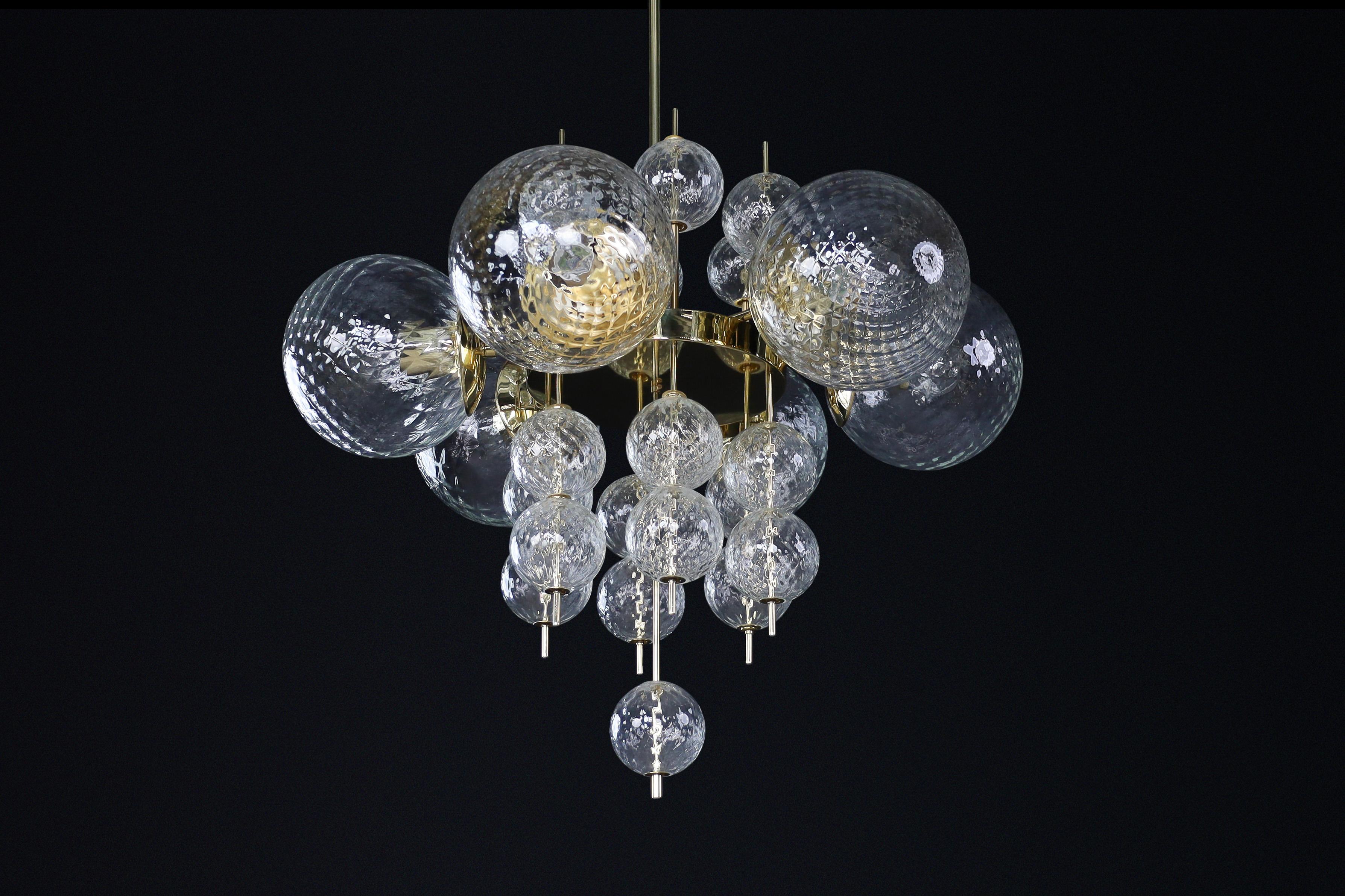 Lampadario di metà secolo con montatura in ottone e globi di vetro strutturato di Preciosa in vendita 1