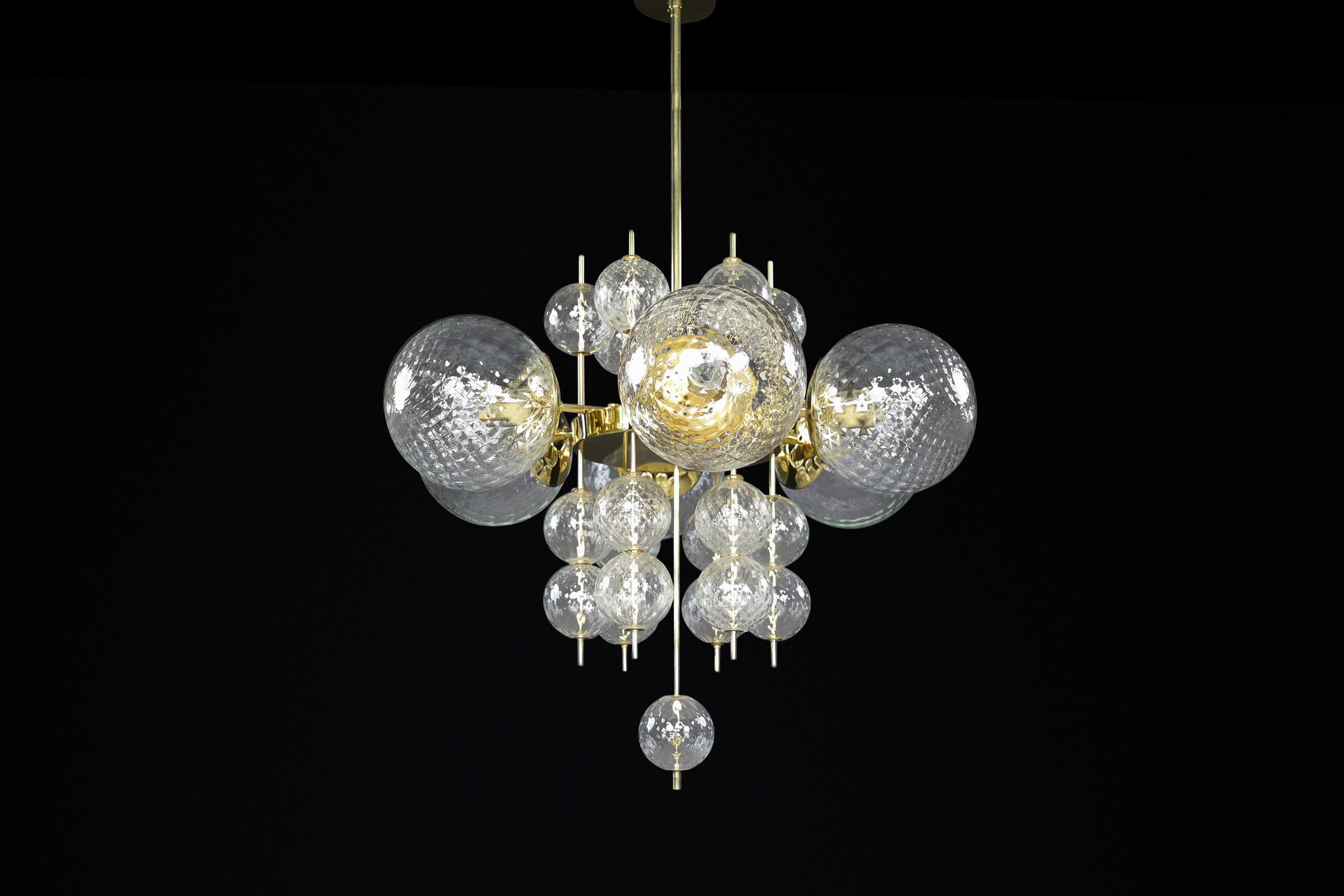 Lampadario di metà secolo con montatura in ottone e globi di vetro strutturato di Preciosa in vendita 2