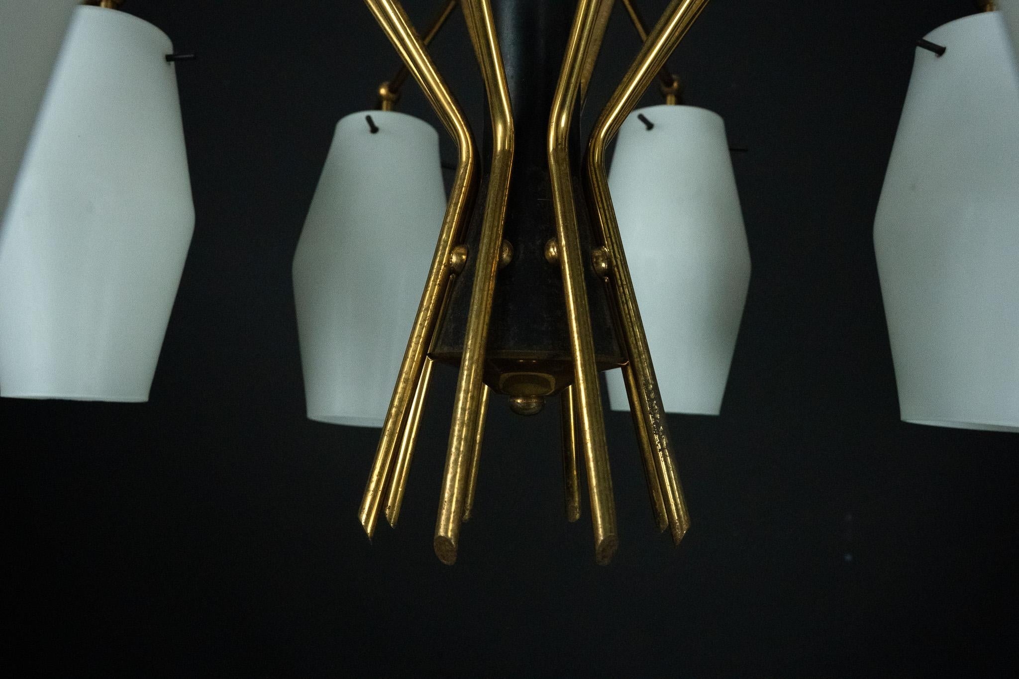 Lustre du milieu du siècle avec huit abat-jour en verre opalin à la manière de Stilnovo. 1950s en vente 8