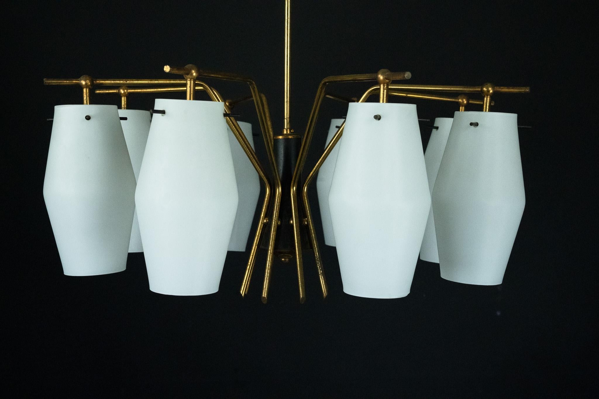 20ième siècle Lustre du milieu du siècle avec huit abat-jour en verre opalin à la manière de Stilnovo. 1950s en vente
