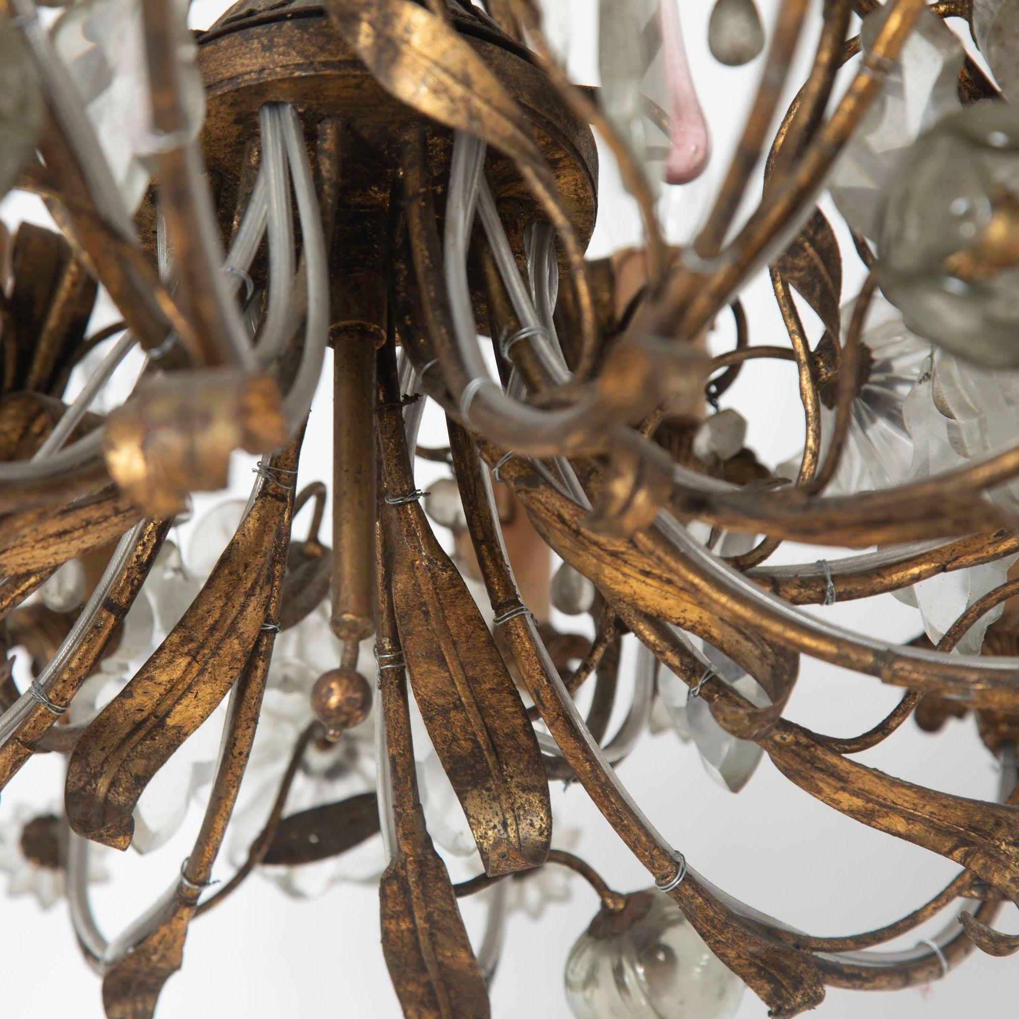 Lampadario di metà secolo con cornice dorata in vendita 1