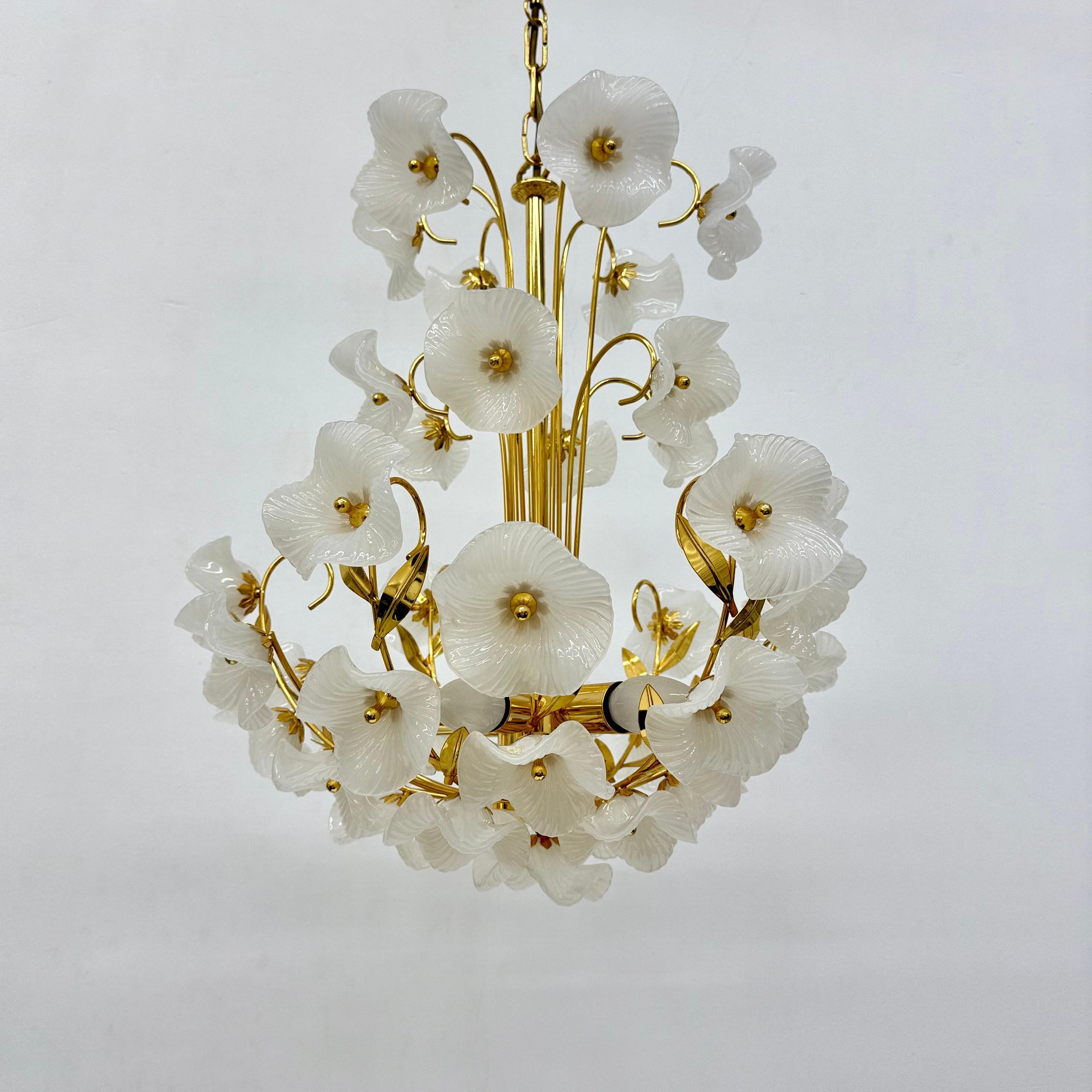Lampadario di metà secolo con fiori di vetro, anni '70 in vendita 4
