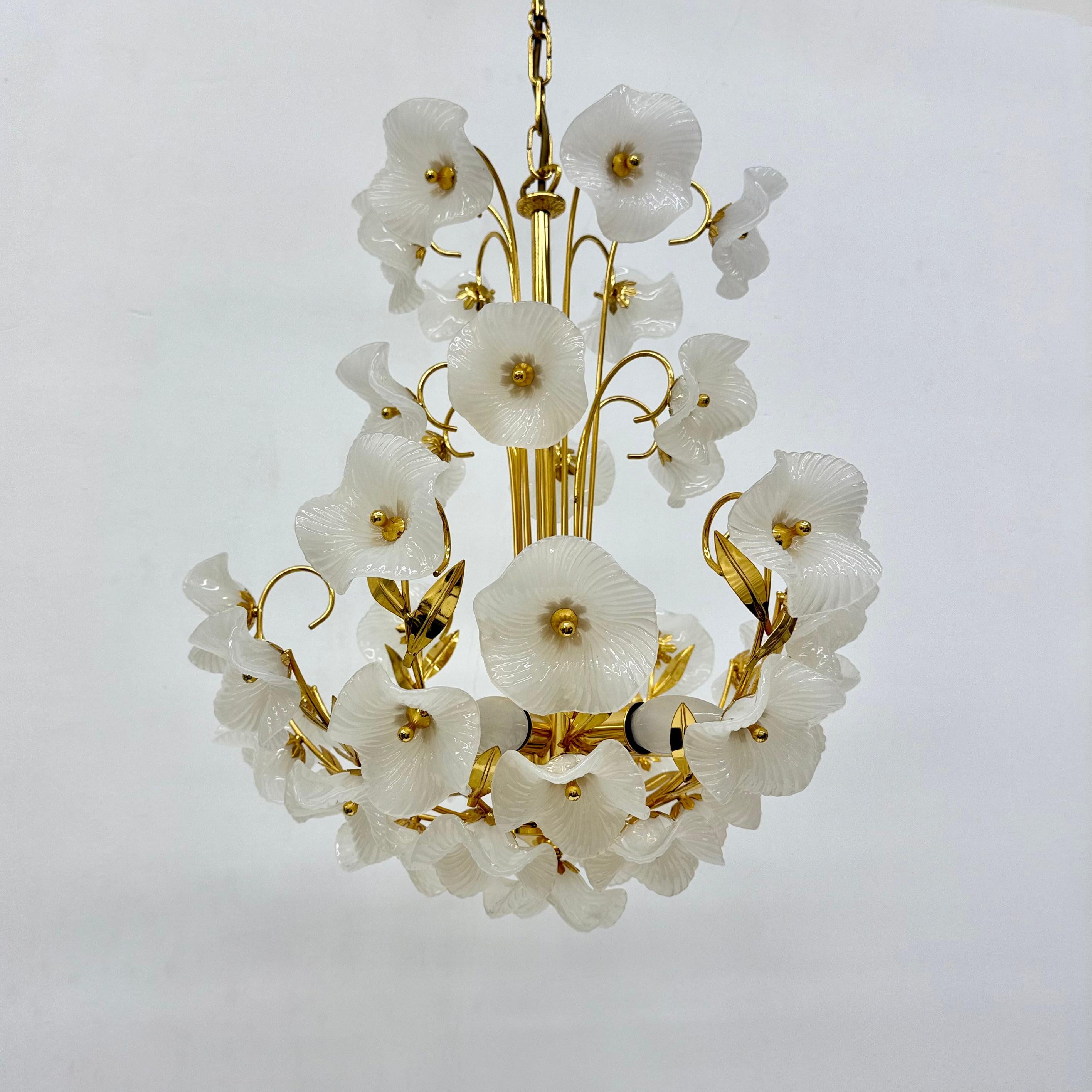 Lampadario di metà secolo con fiori di vetro, anni '70 in vendita 5