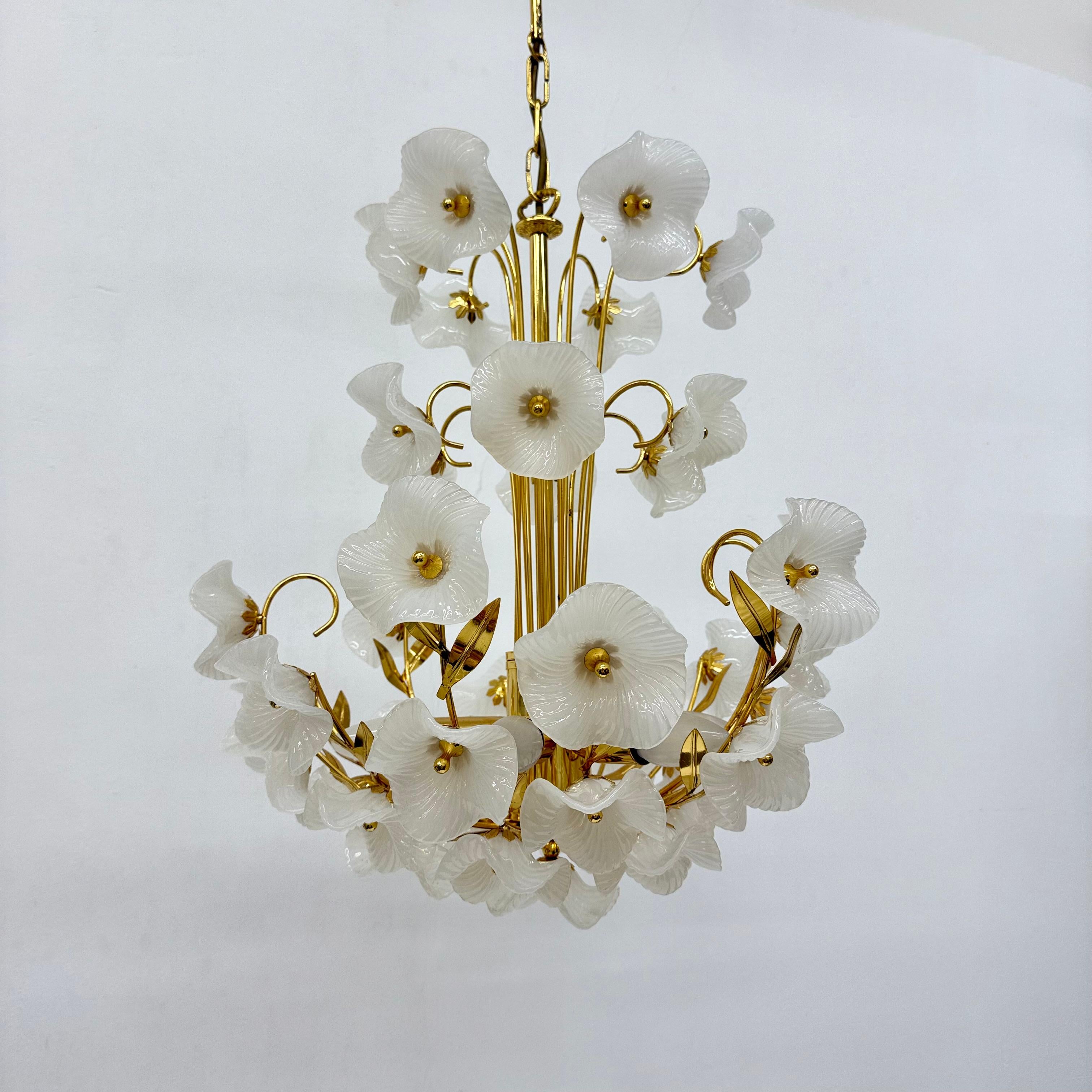 Lampadario di metà secolo con fiori di vetro, anni '70 in vendita 6