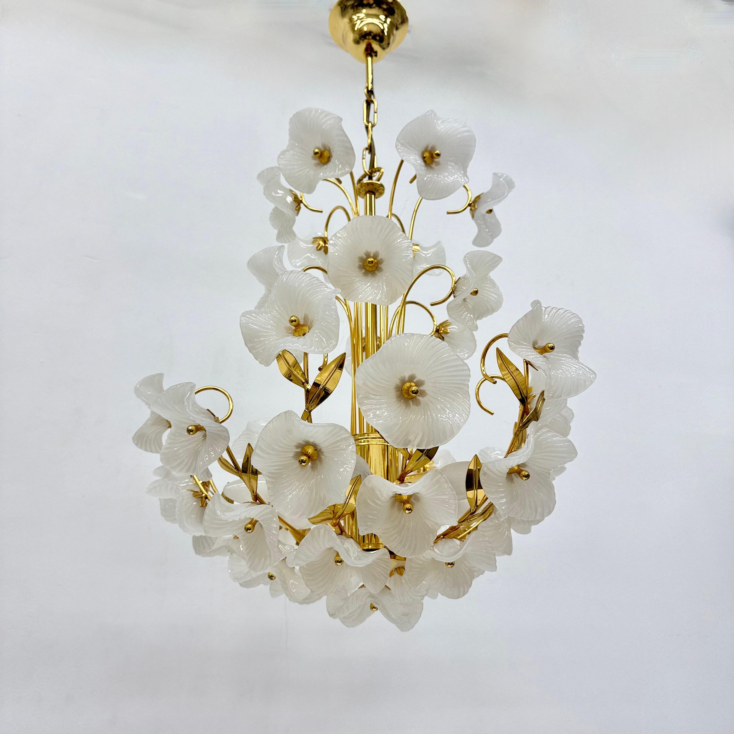 Lampadario di metà secolo con fiori di vetro, anni '70 in vendita 7