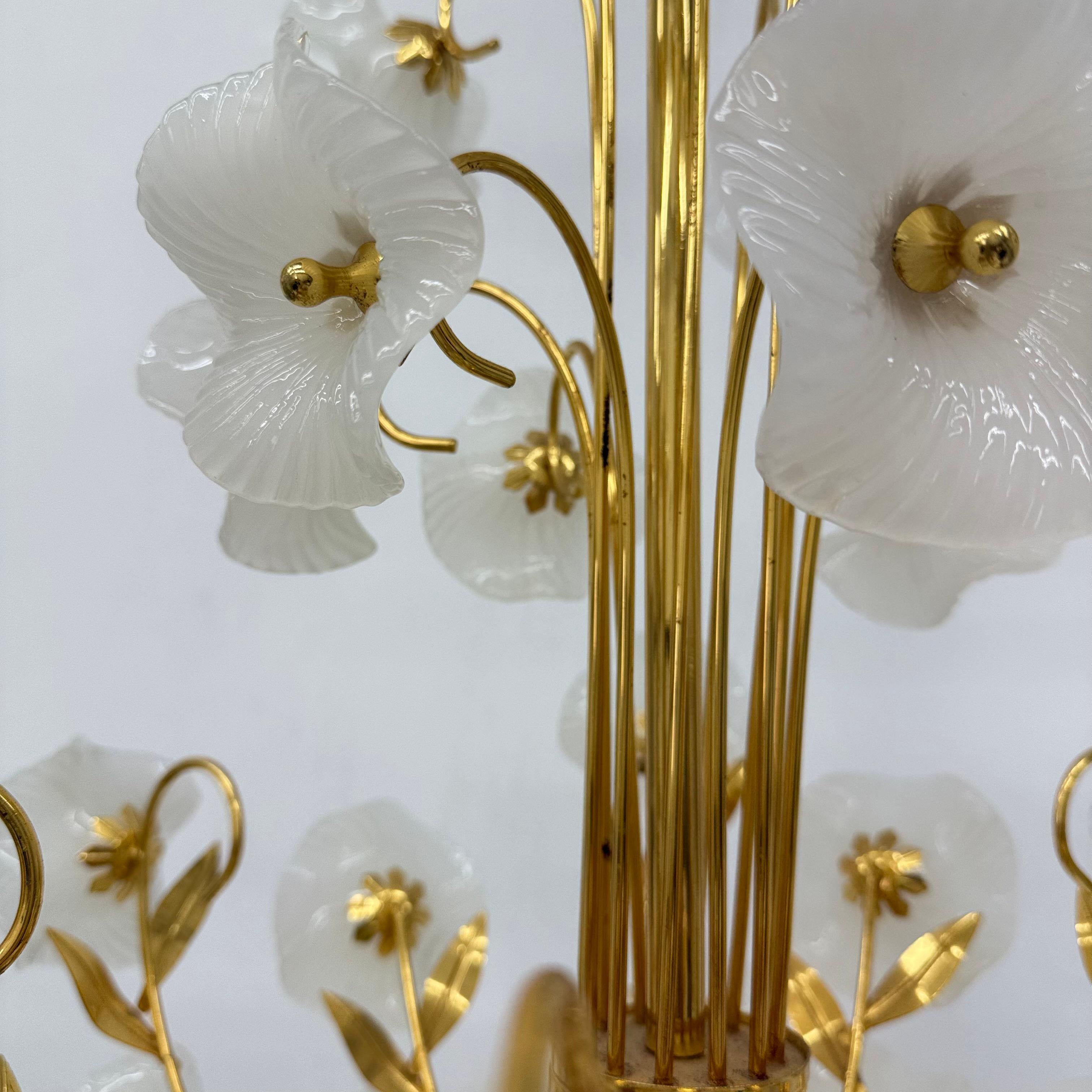 Lampadario di metà secolo con fiori di vetro, anni '70 in vendita 8
