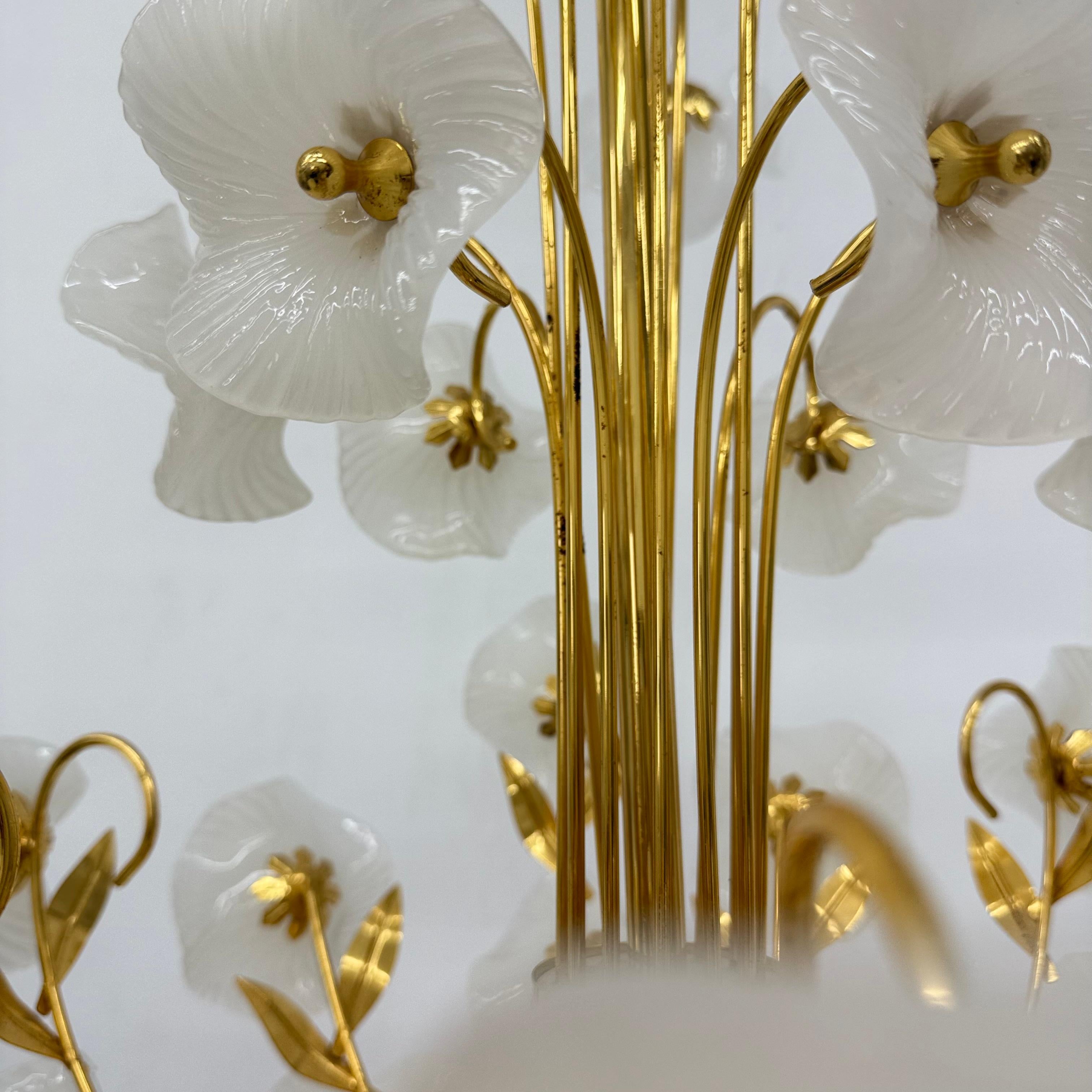 Lampadario di metà secolo con fiori di vetro, anni '70 in vendita 9