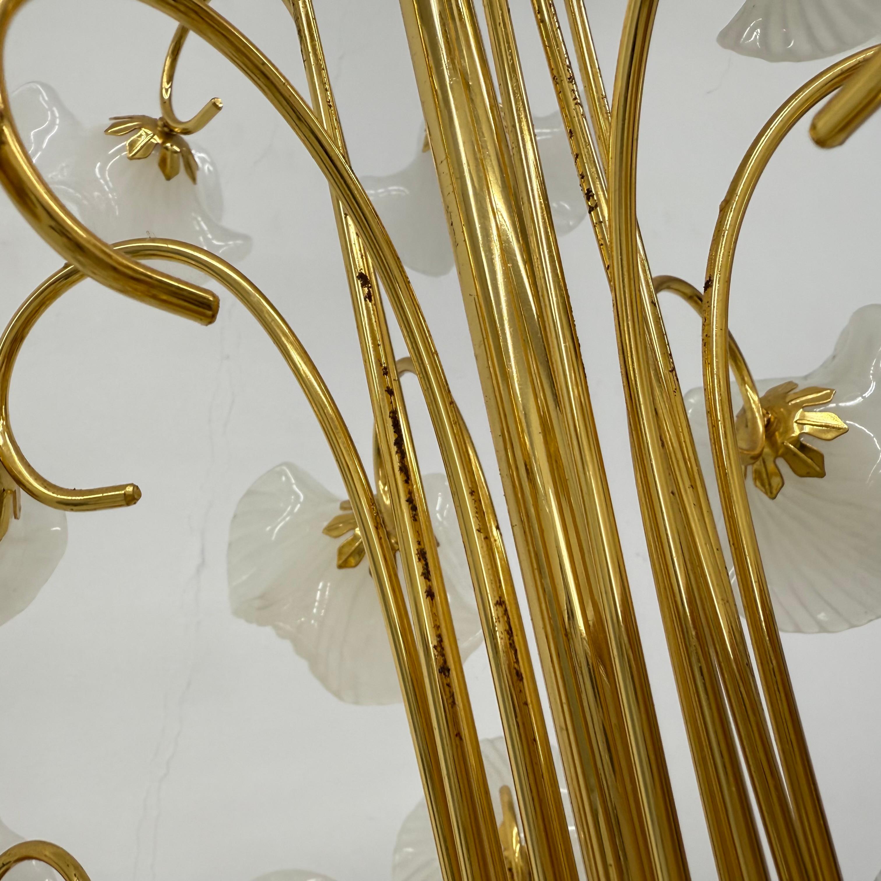 Lampadario di metà secolo con fiori di vetro, anni '70 in vendita 10