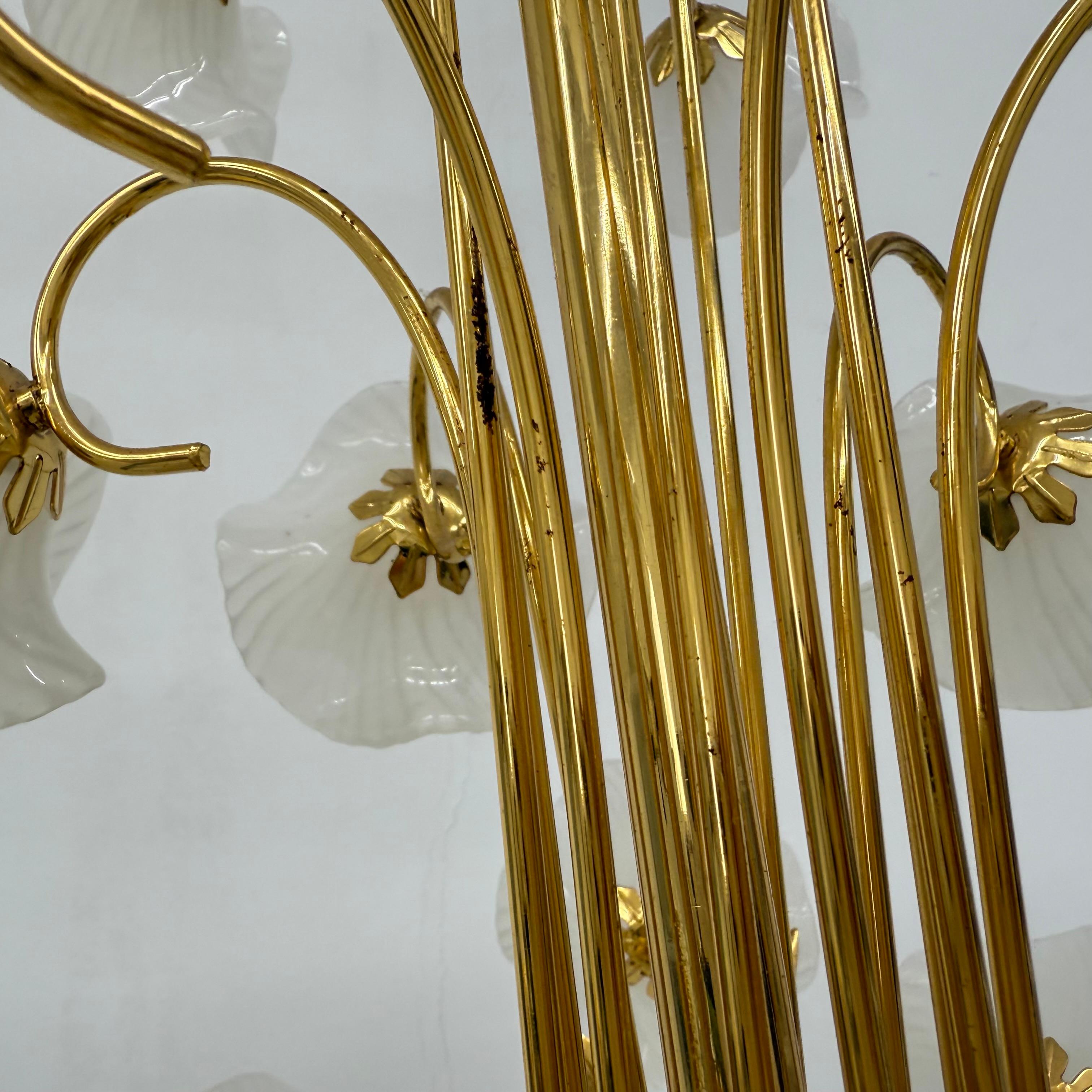 Lampadario di metà secolo con fiori di vetro, anni '70 in vendita 11