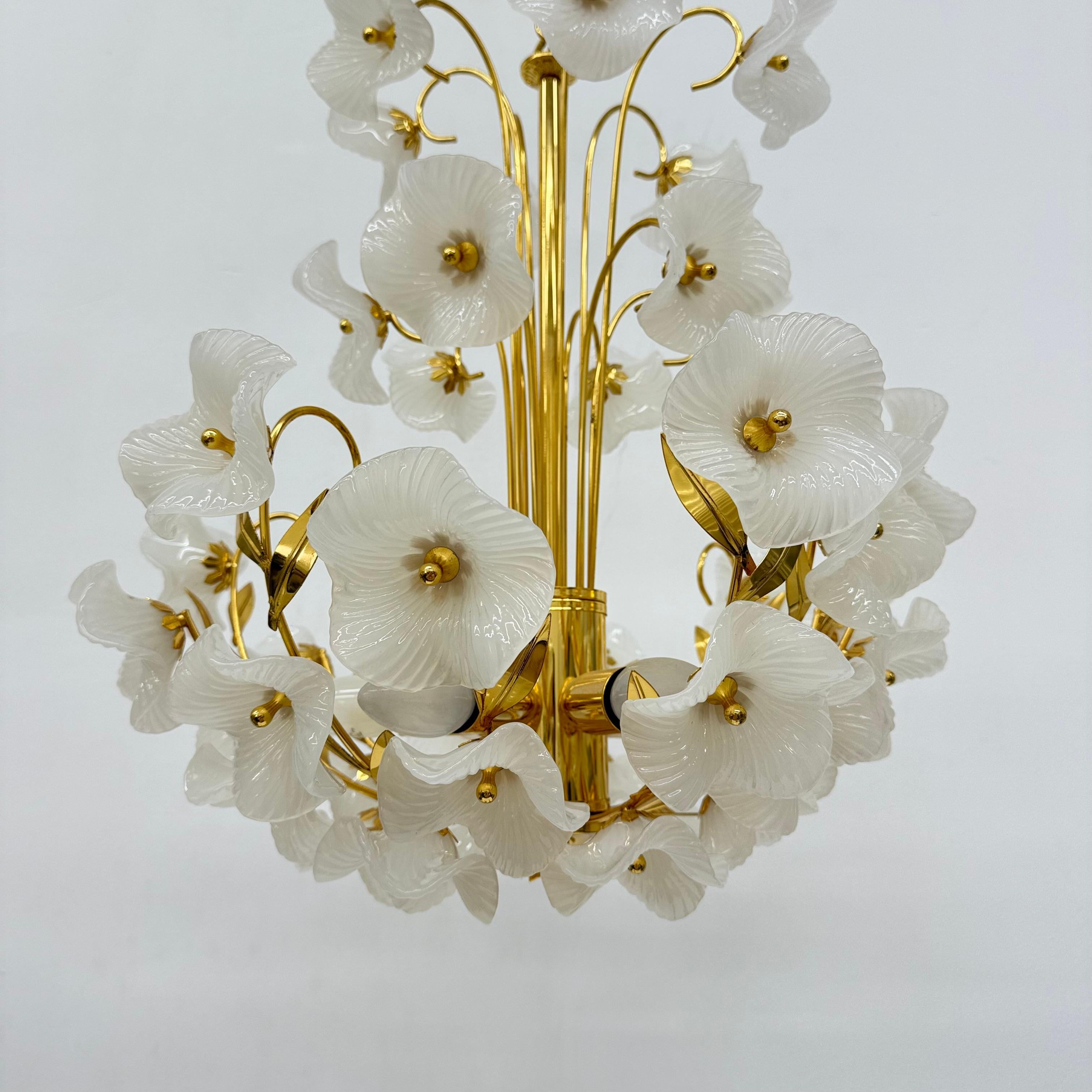 Dimensioni: 79 cm di altezza, 47 cm di diametro
Condit: Goog, il metallo ha un po' di ruggine da corrosione
Periodo: 1970s
Materiale: metallo, vetro
Colore: oro, bianco