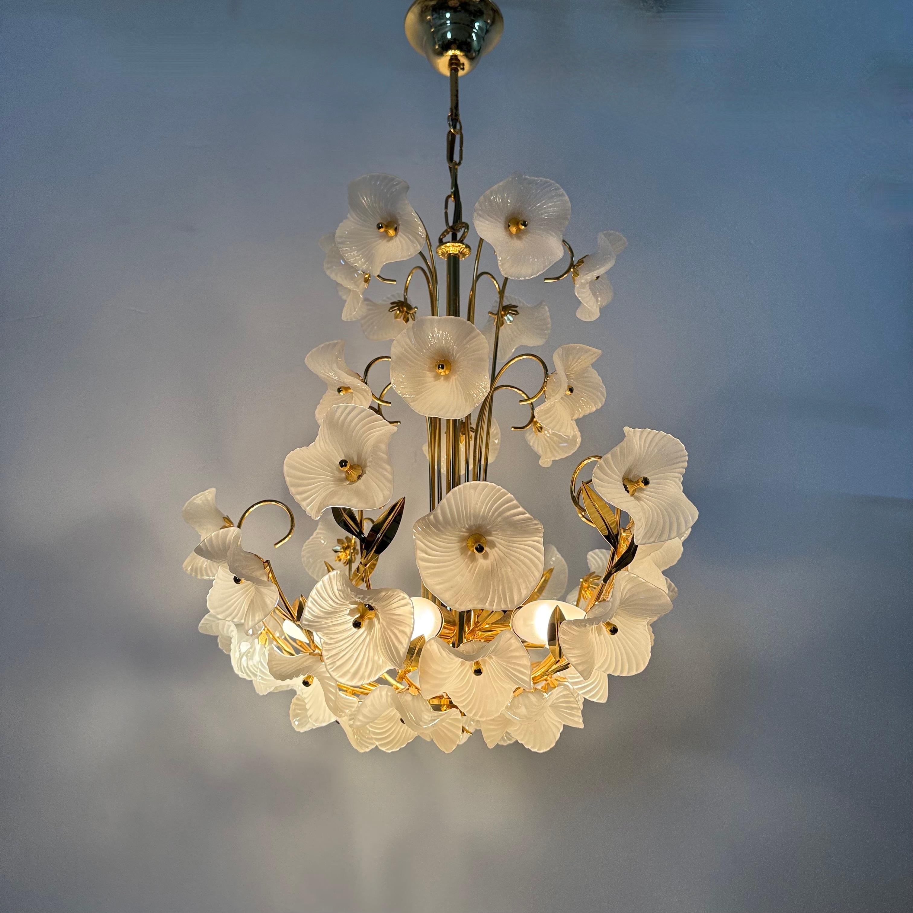 Lampadario di metà secolo con fiori di vetro, anni '70 in vendita 13