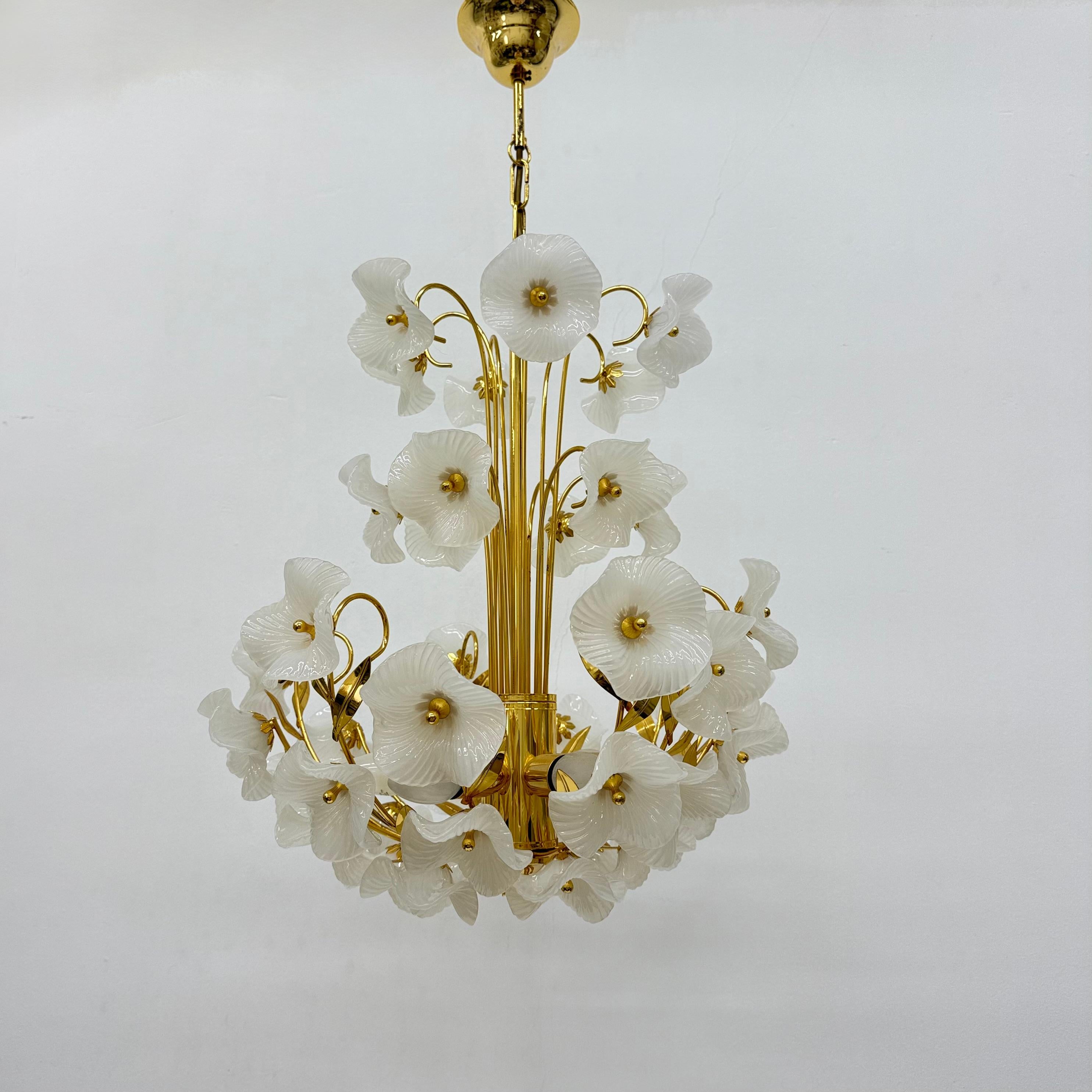 Hollywood Regency Lampadario di metà secolo con fiori di vetro, anni '70 in vendita