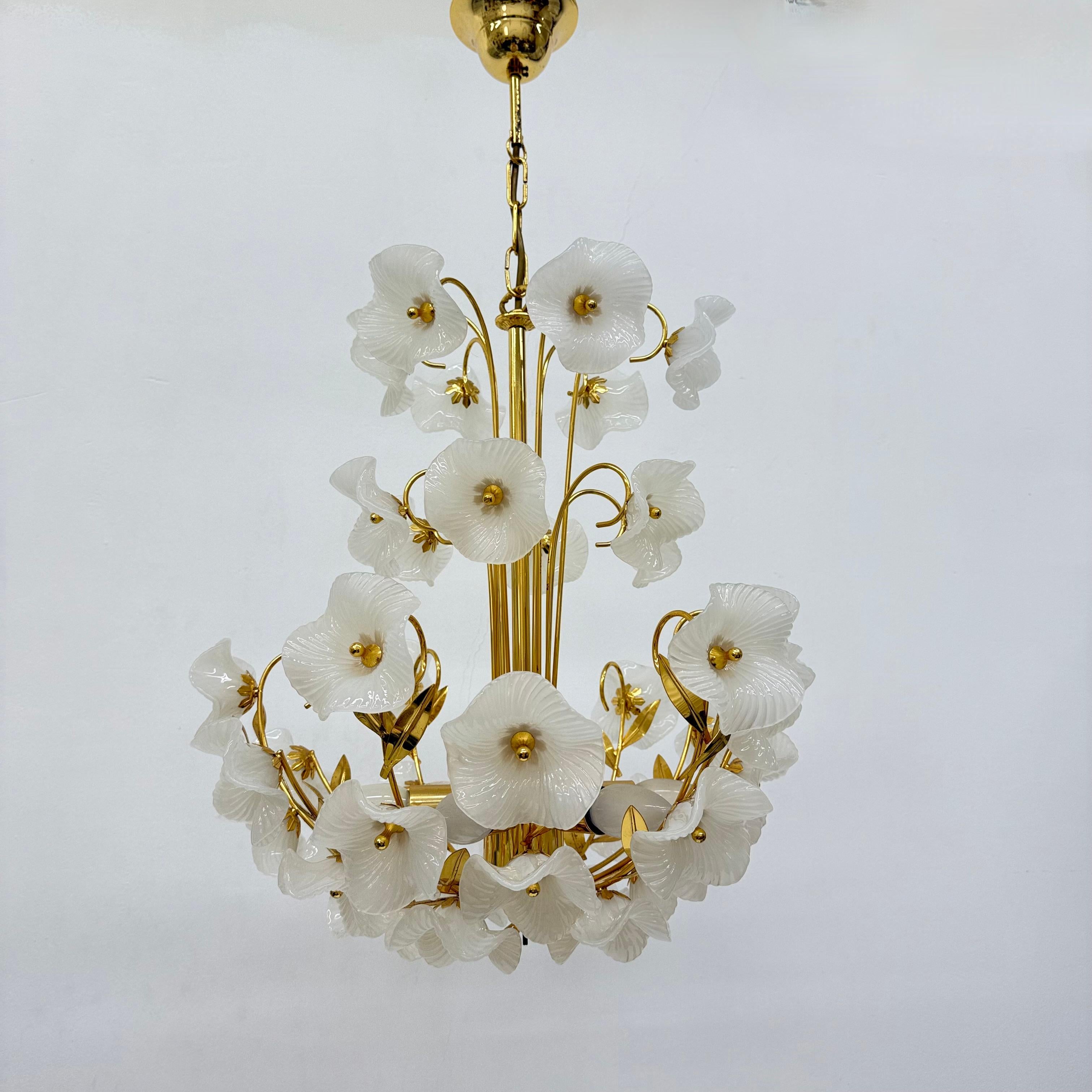 Italiano Lampadario di metà secolo con fiori di vetro, anni '70 in vendita