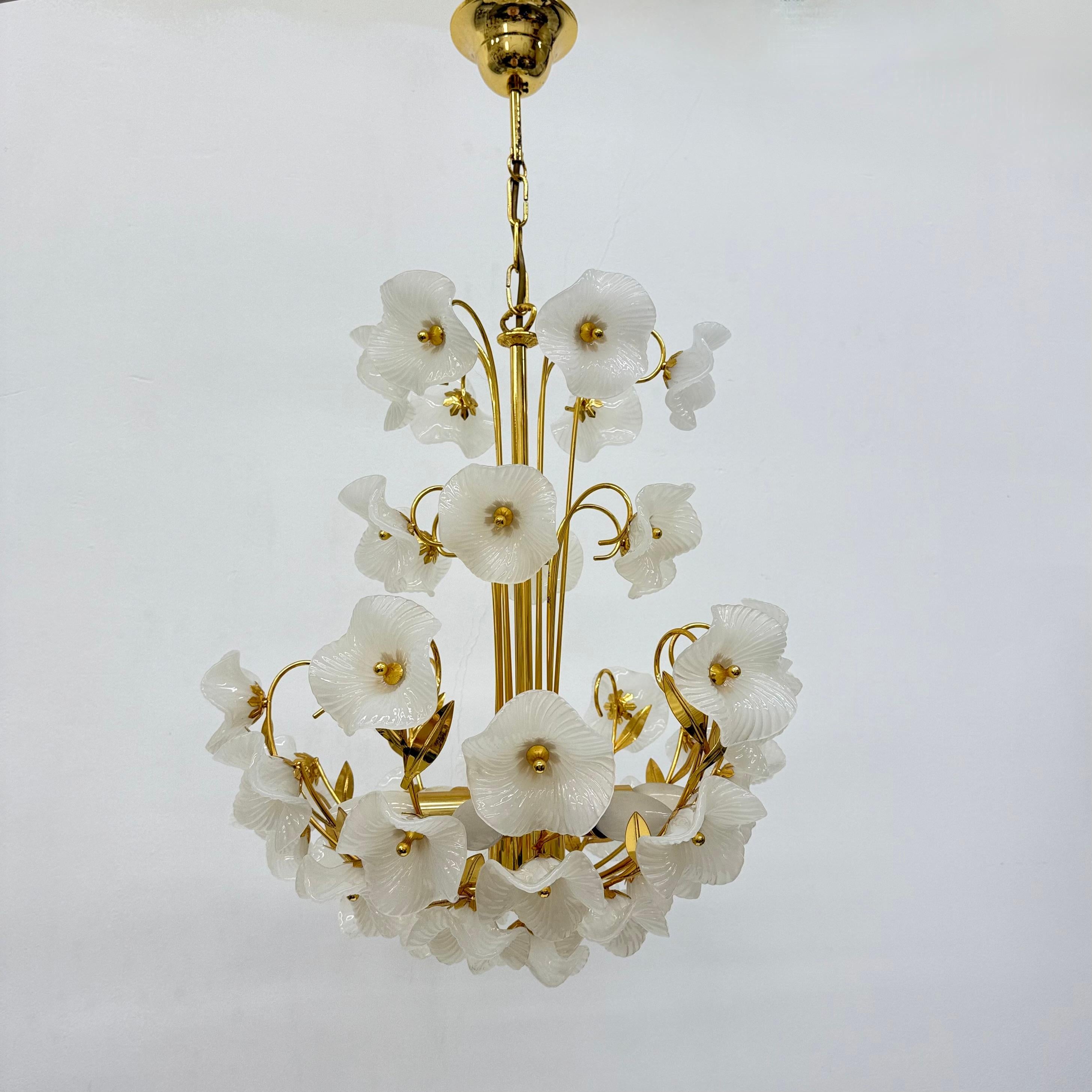 Lampadario di metà secolo con fiori di vetro, anni '70 In condizioni discrete in vendita a Delft, NL