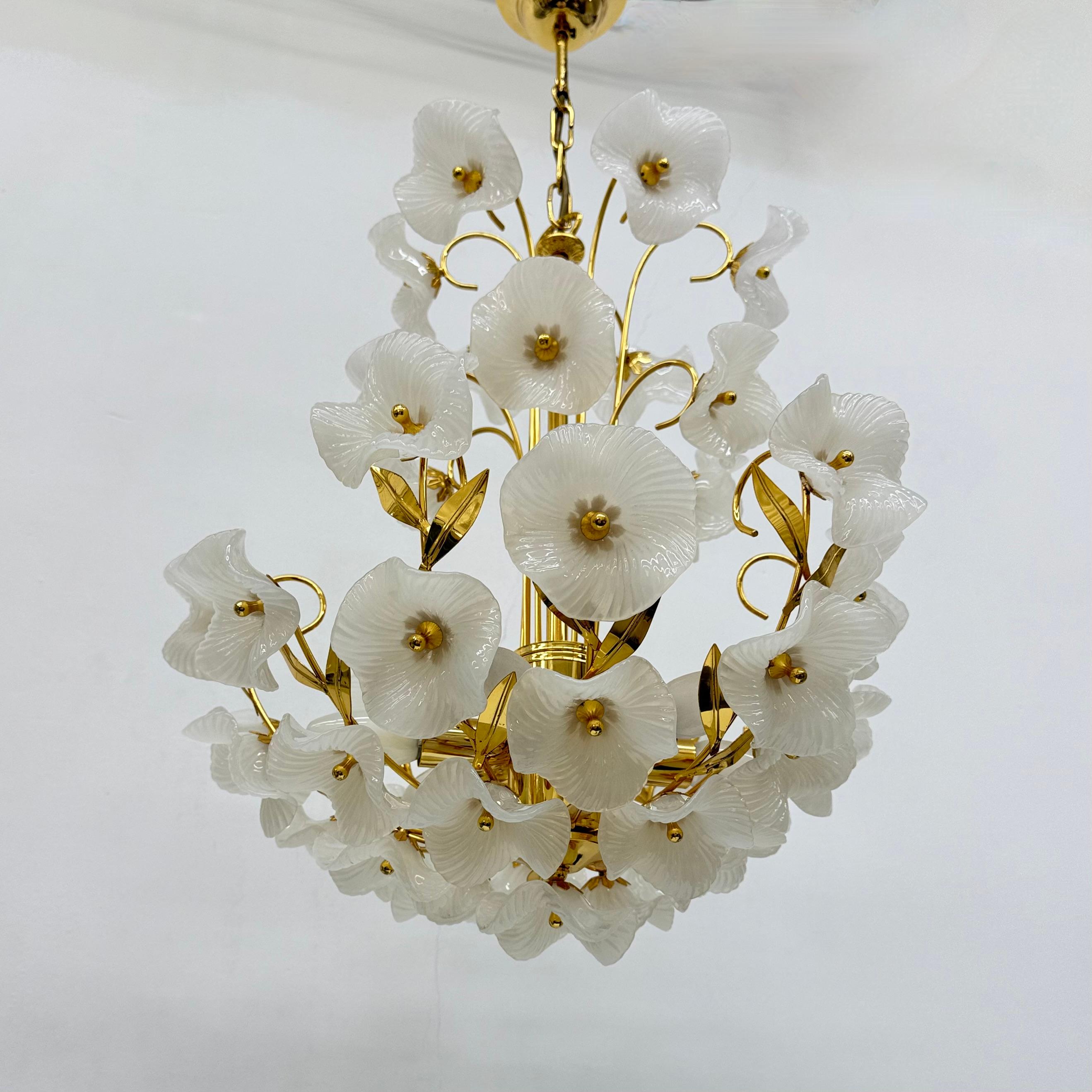 Fine XX secolo Lampadario di metà secolo con fiori di vetro, anni '70 in vendita