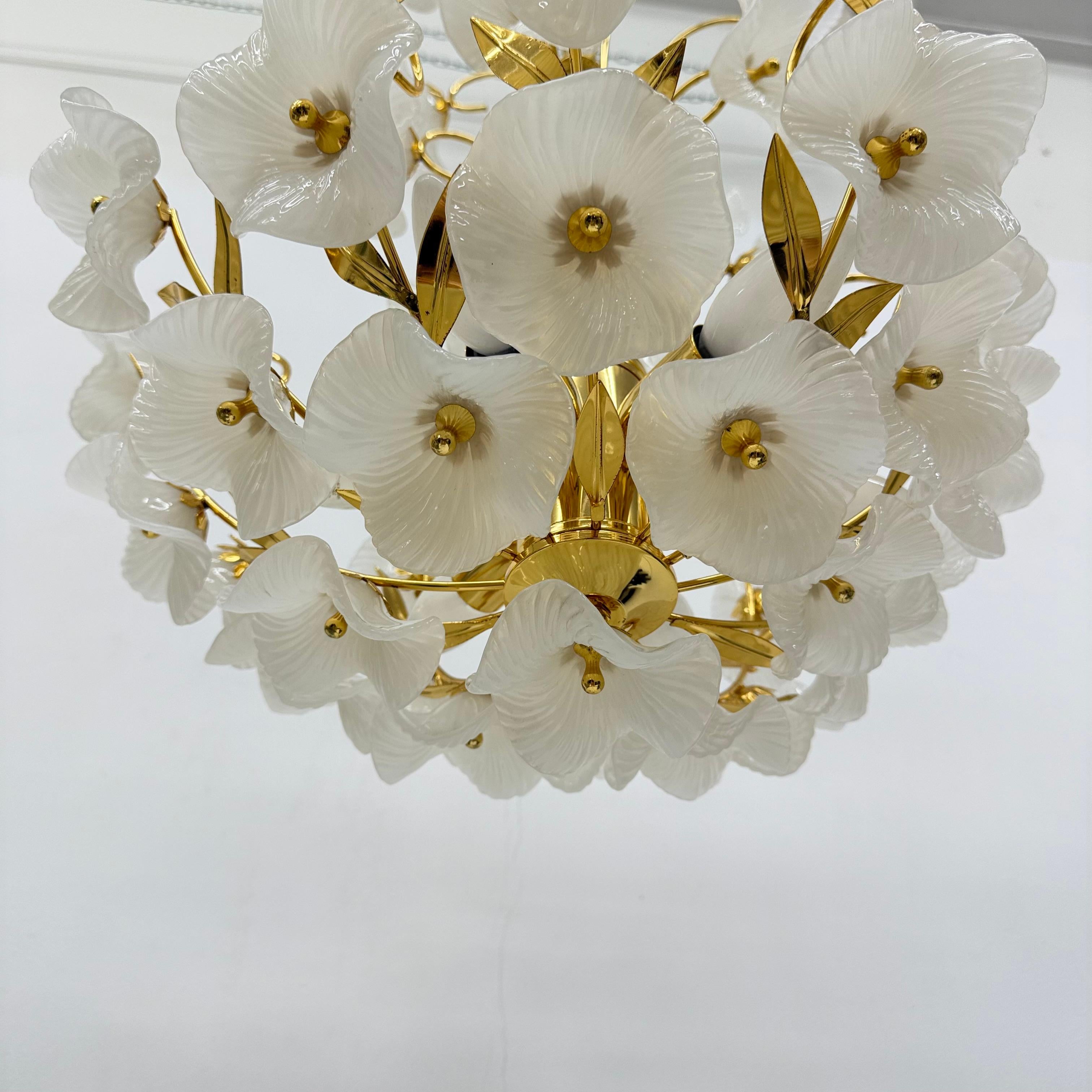 Metallo Lampadario di metà secolo con fiori di vetro, anni '70 in vendita