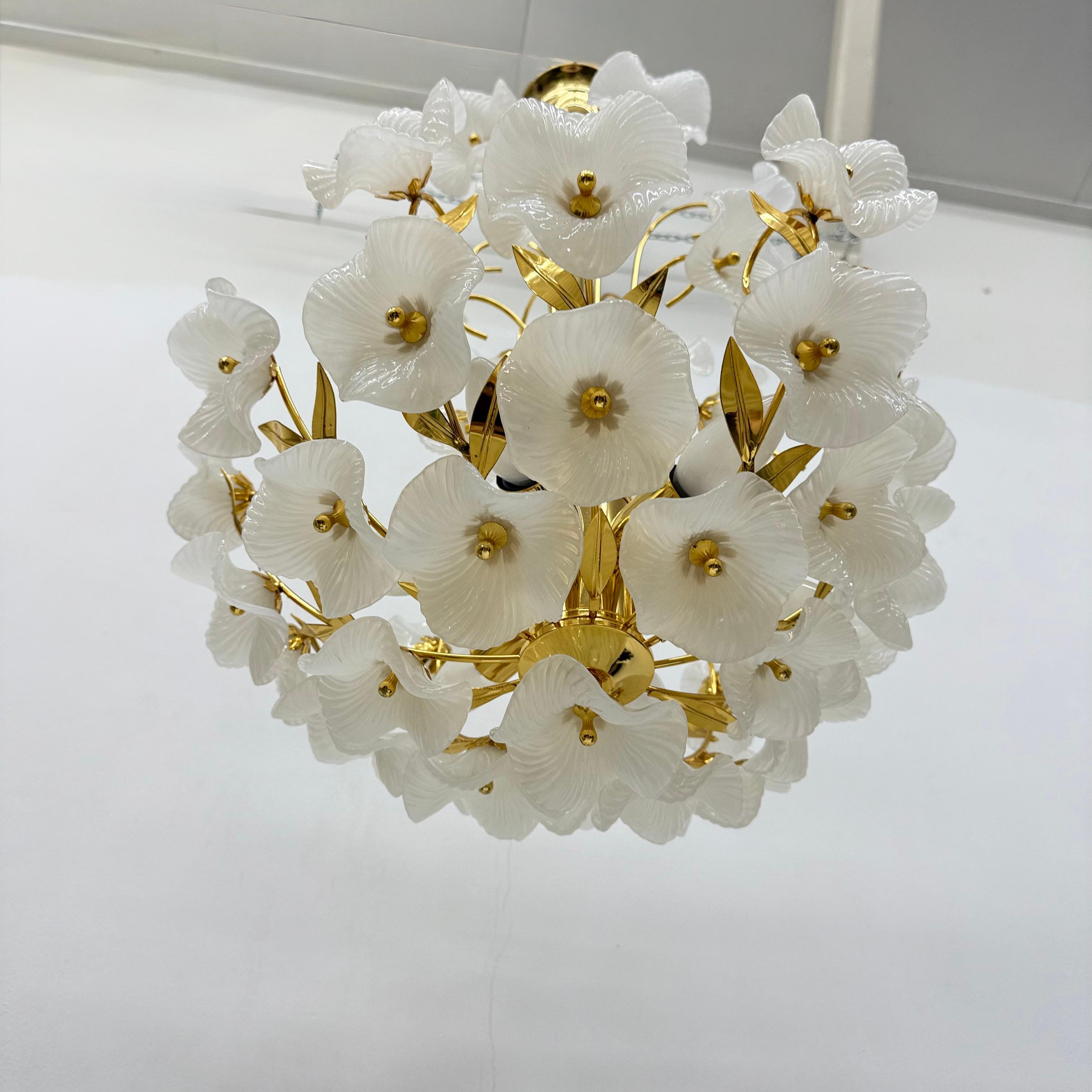 Lampadario di metà secolo con fiori di vetro, anni '70 in vendita 1