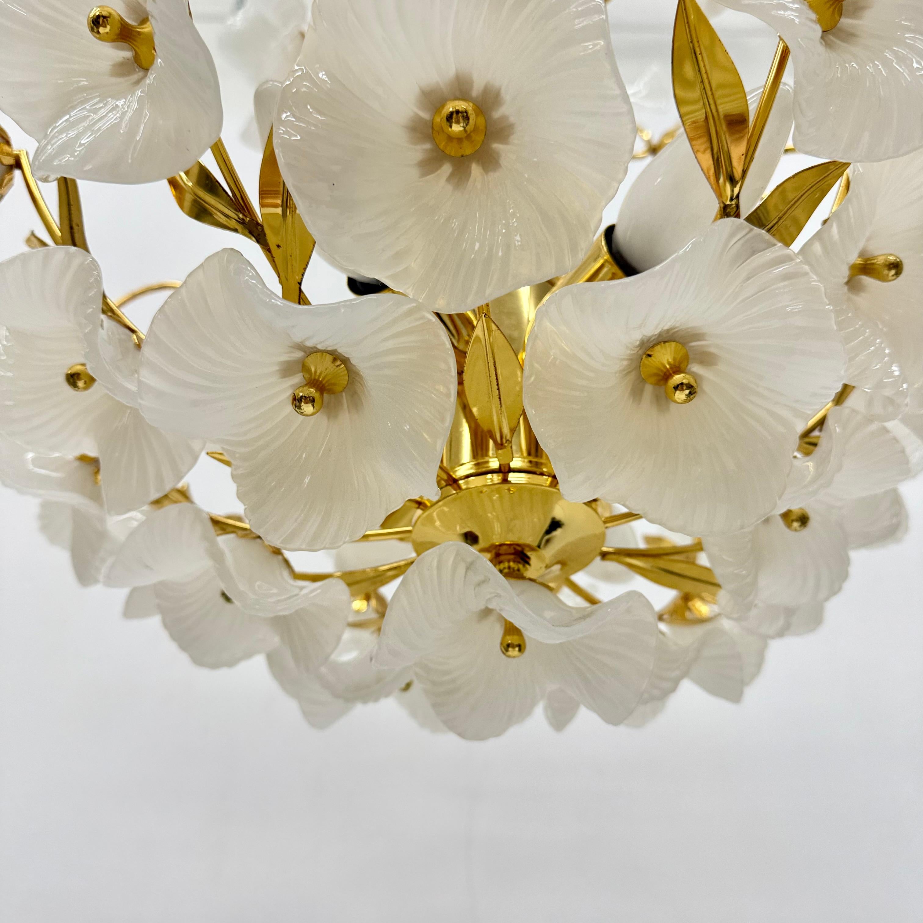Lampadario di metà secolo con fiori di vetro, anni '70 in vendita 2