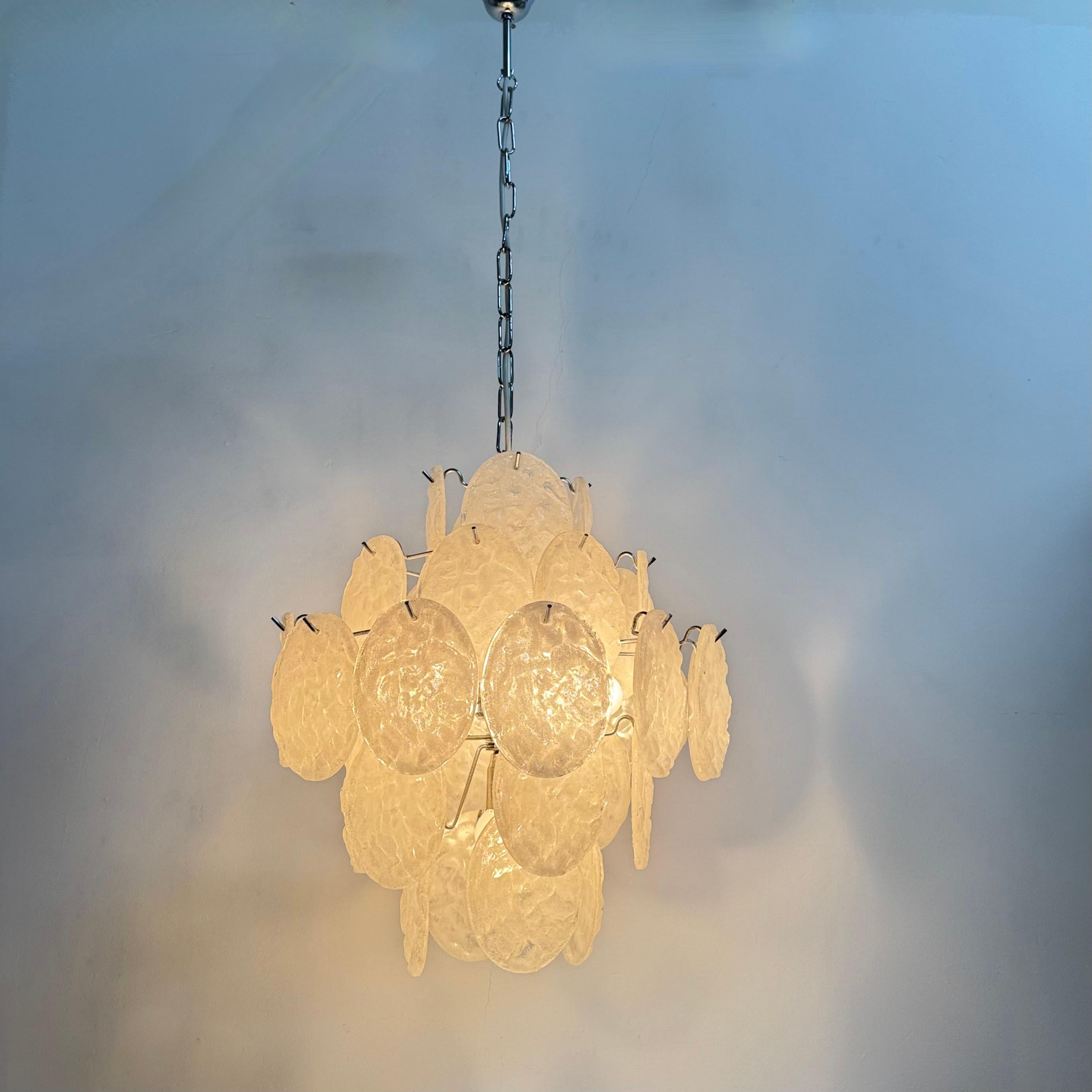 Lampadario di metà secolo con dischi di lucite, anni '70 in vendita 3