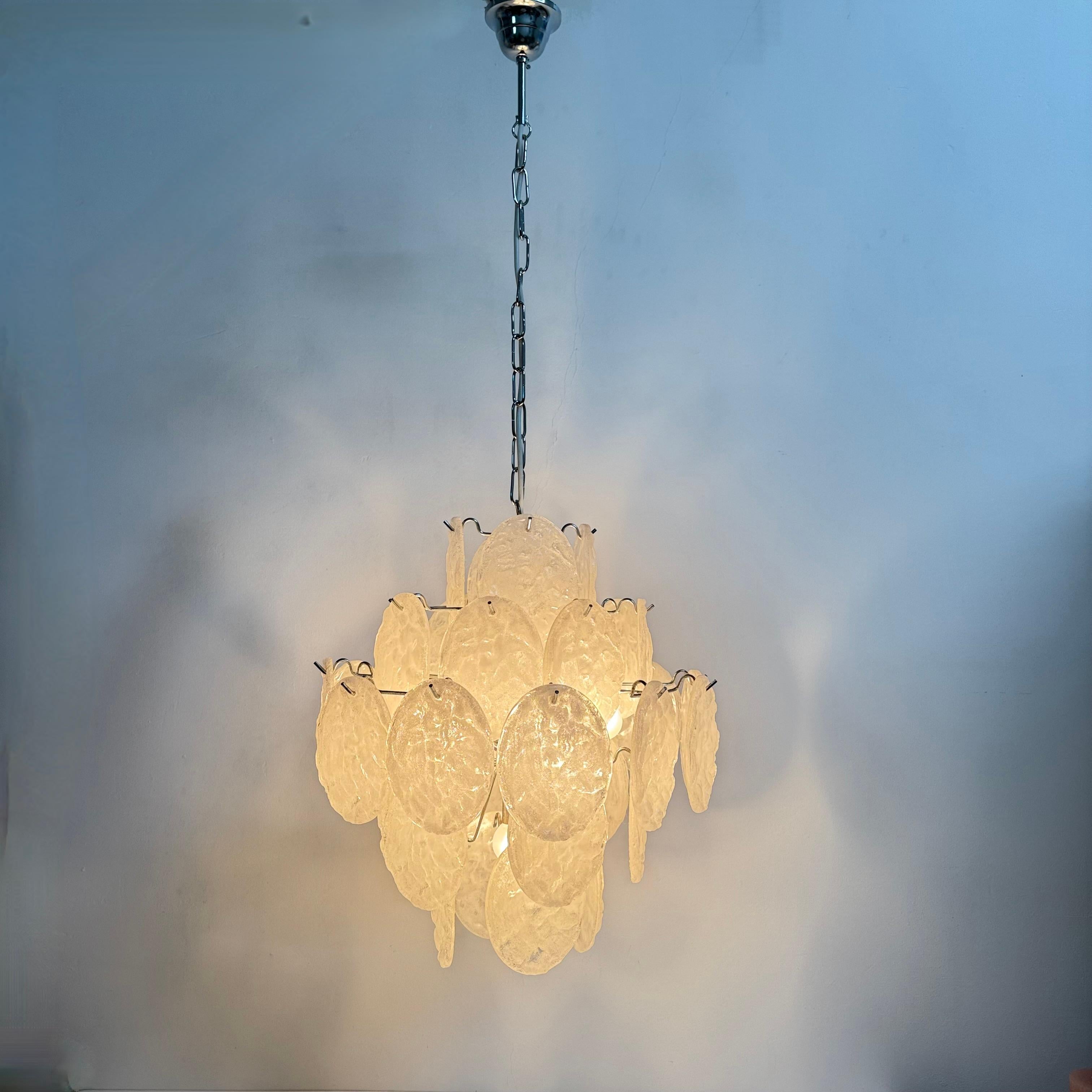 Lampadario di metà secolo con dischi di lucite, anni '70 in vendita 4
