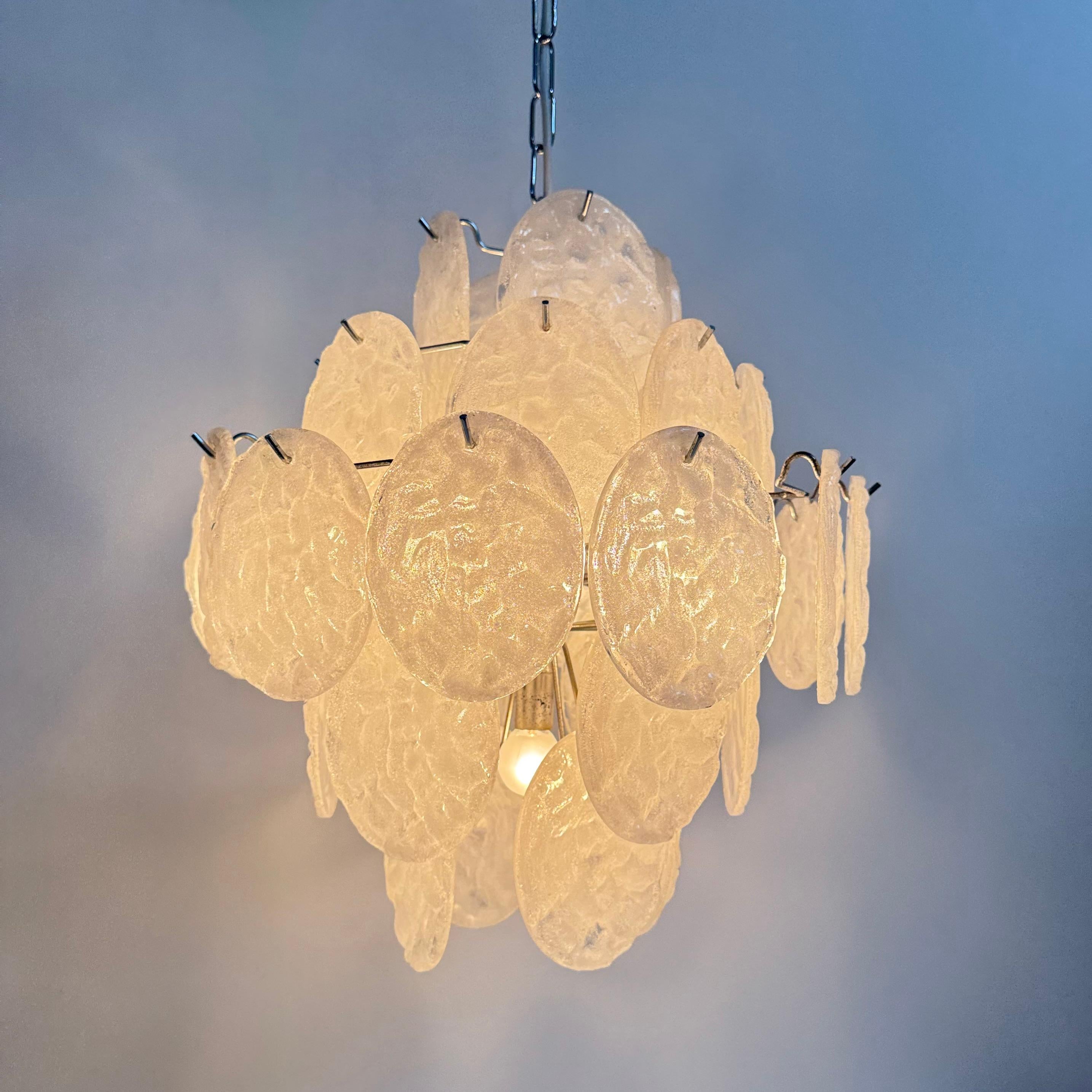 Lampadario di metà secolo con dischi di lucite, anni '70 in vendita 5