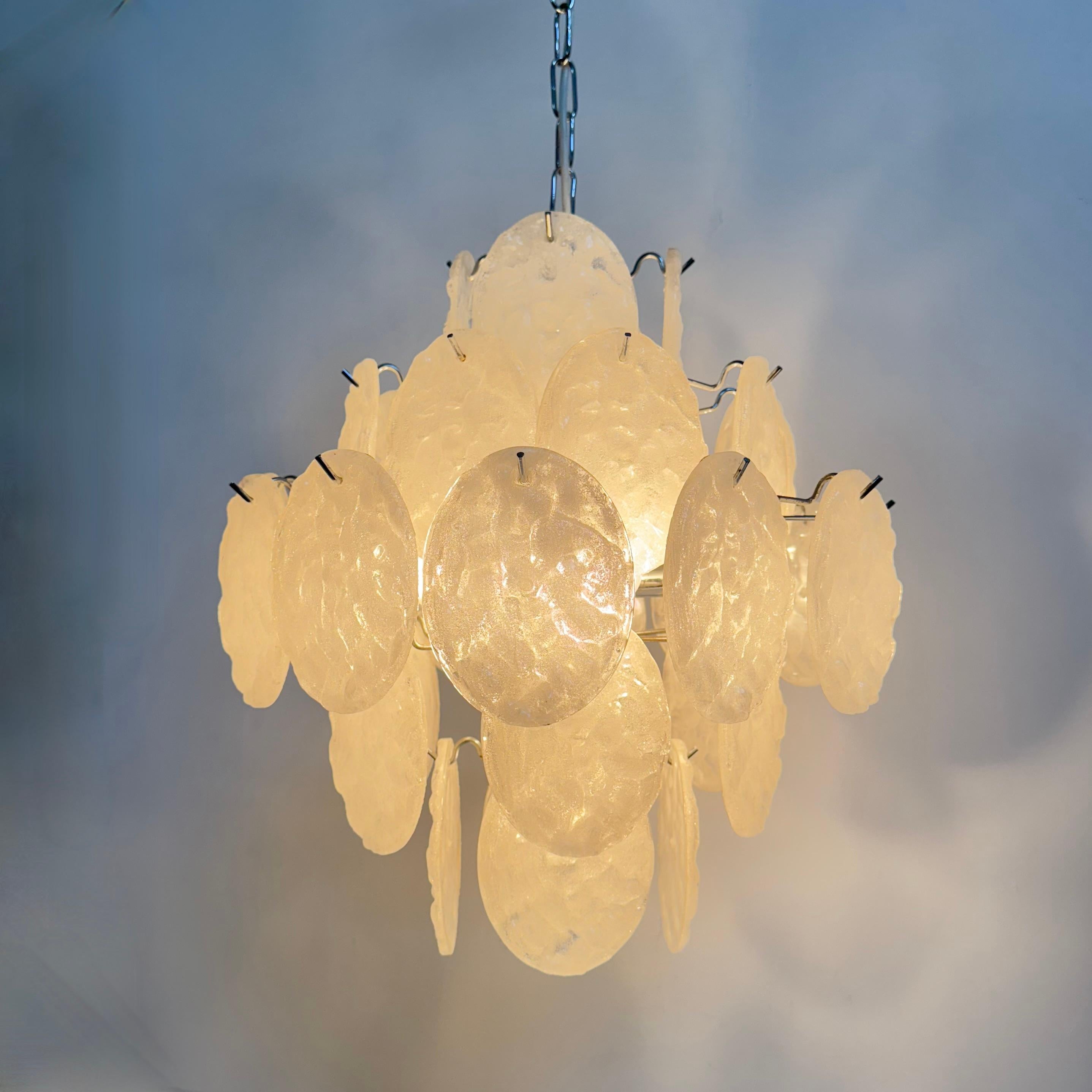 Lampadario di metà secolo con dischi di lucite, anni '70 in vendita 6