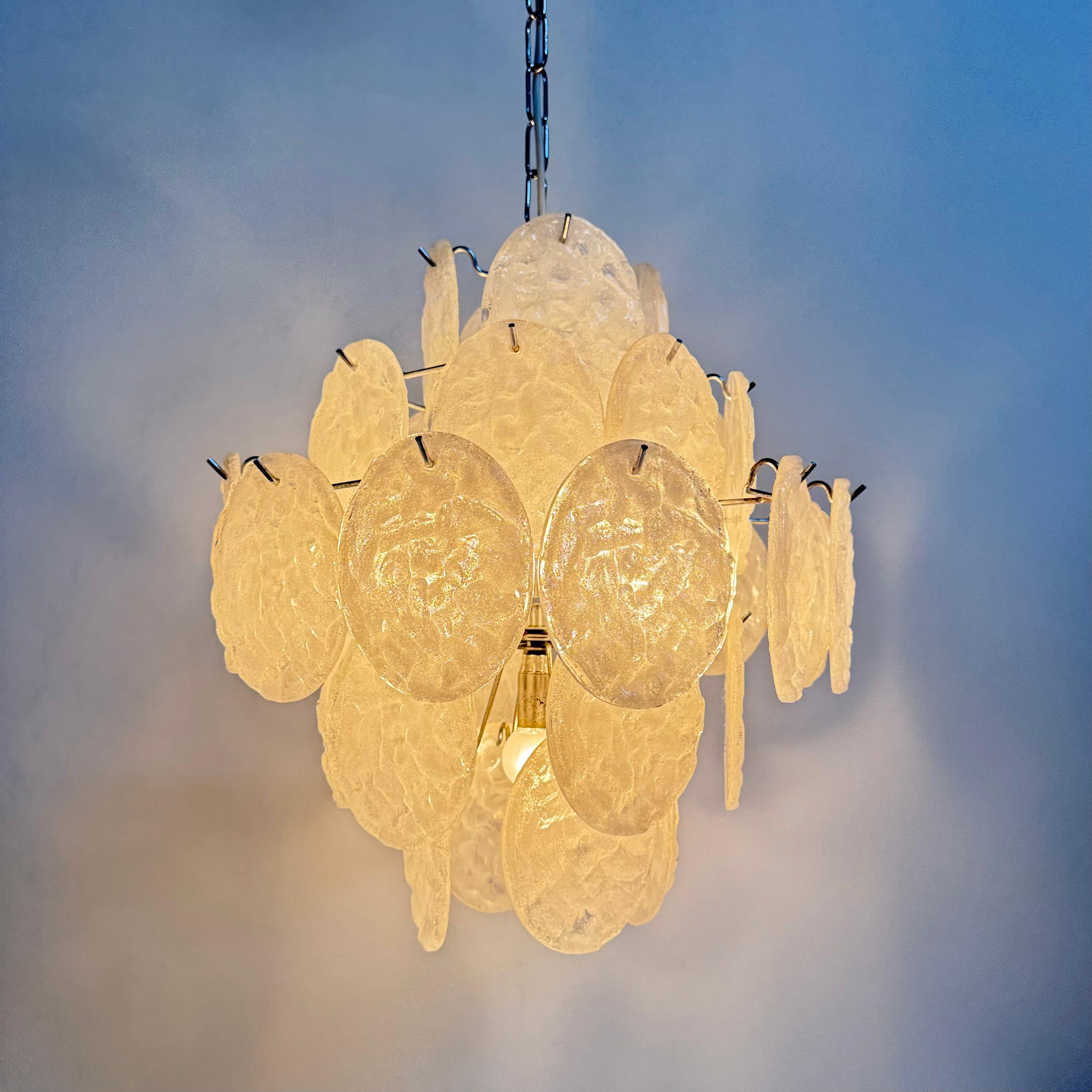Lampadario di metà secolo con dischi di lucite, anni '70 in vendita 7