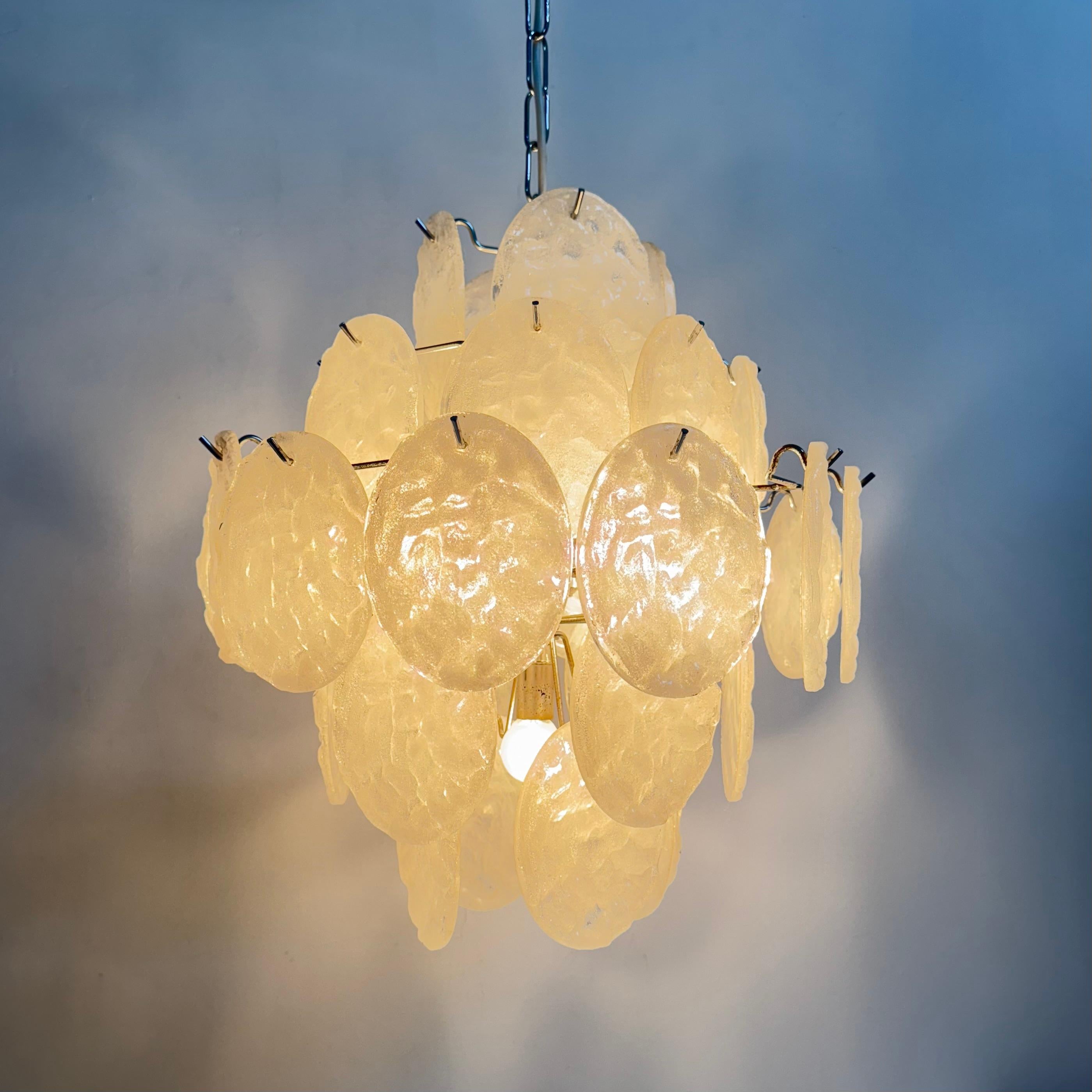 Lampadario di metà secolo con dischi di lucite, anni '70 in vendita 8