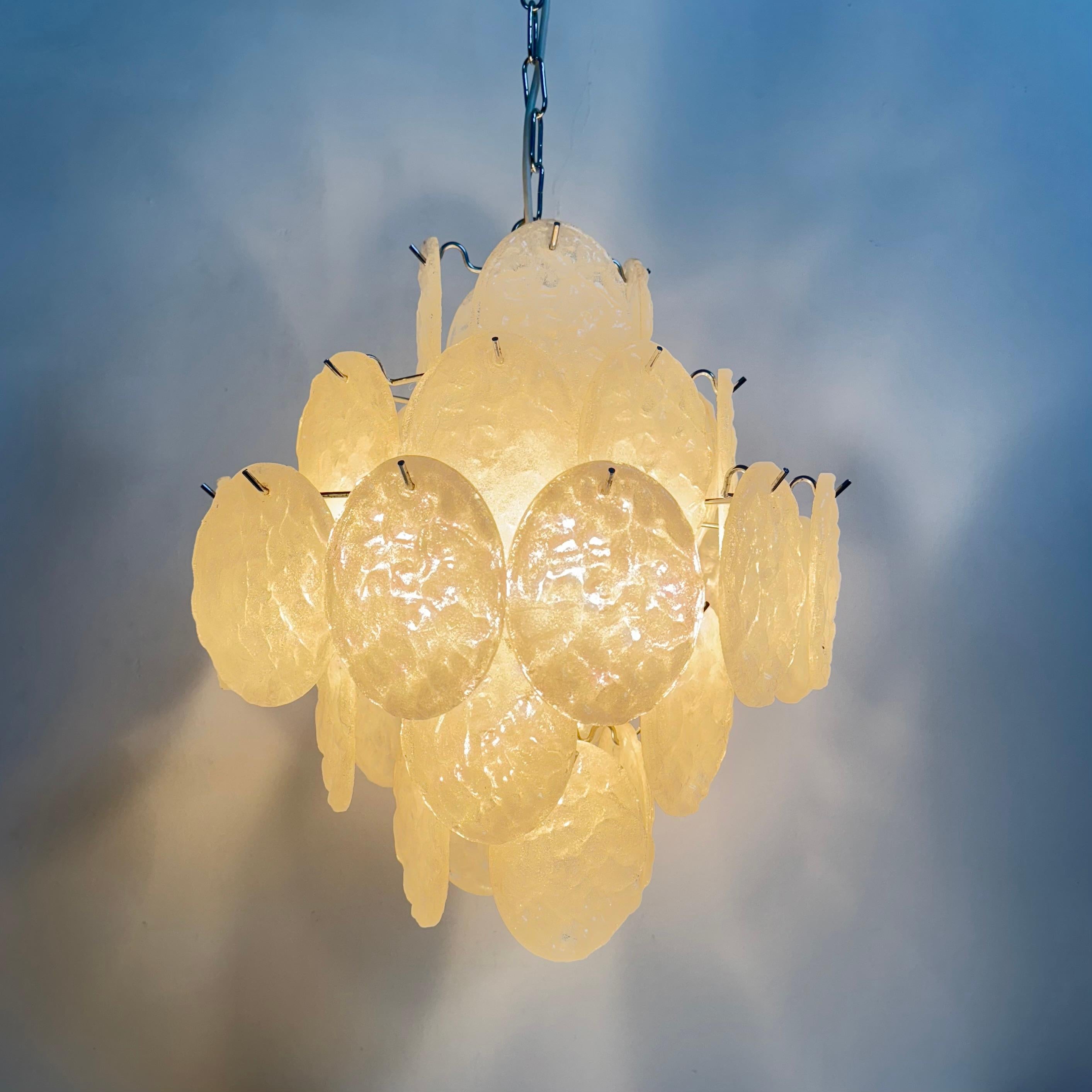 Lampadario di metà secolo con dischi di lucite, anni '70 in vendita 9
