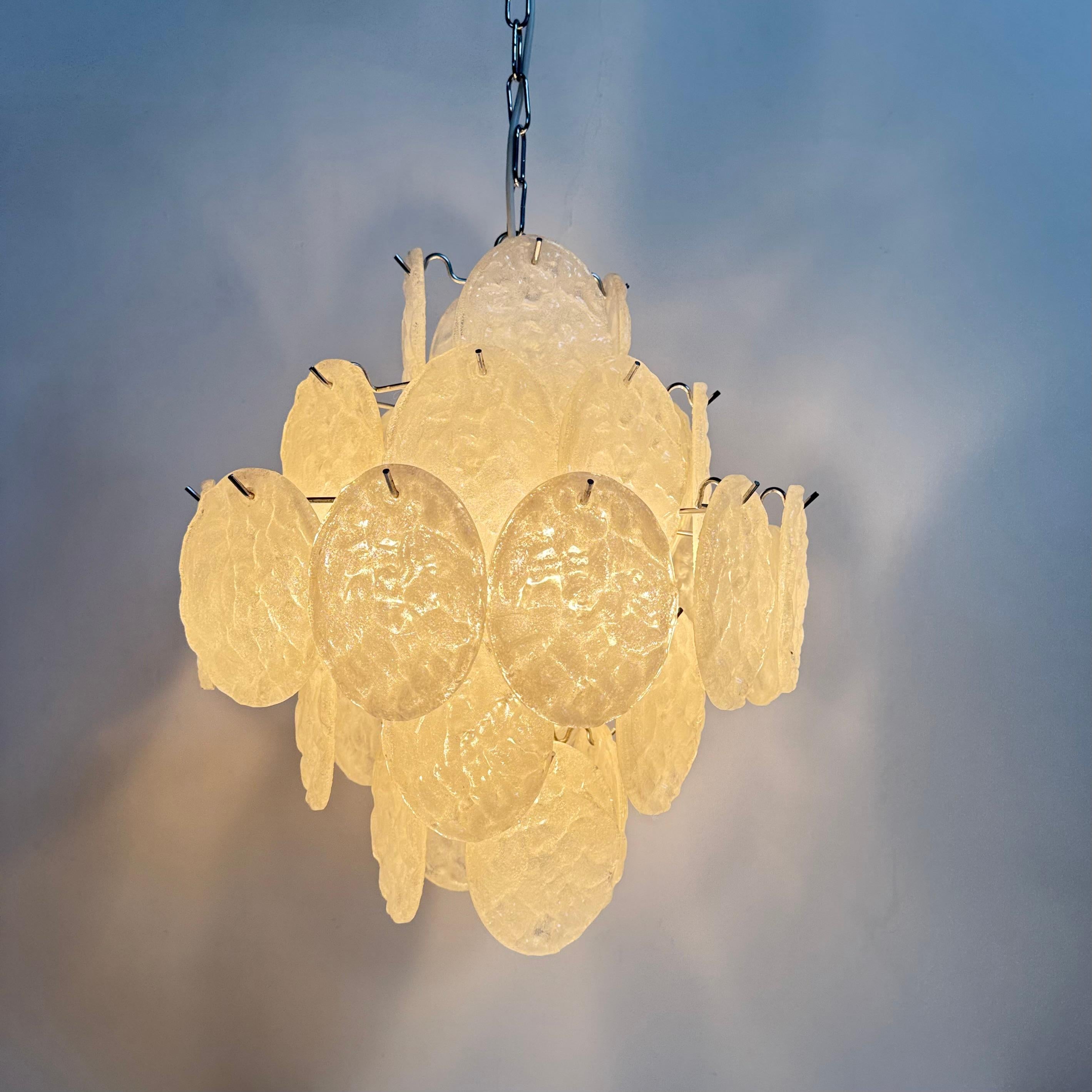 Lampadario di metà secolo con dischi di lucite, anni '70 in vendita 10