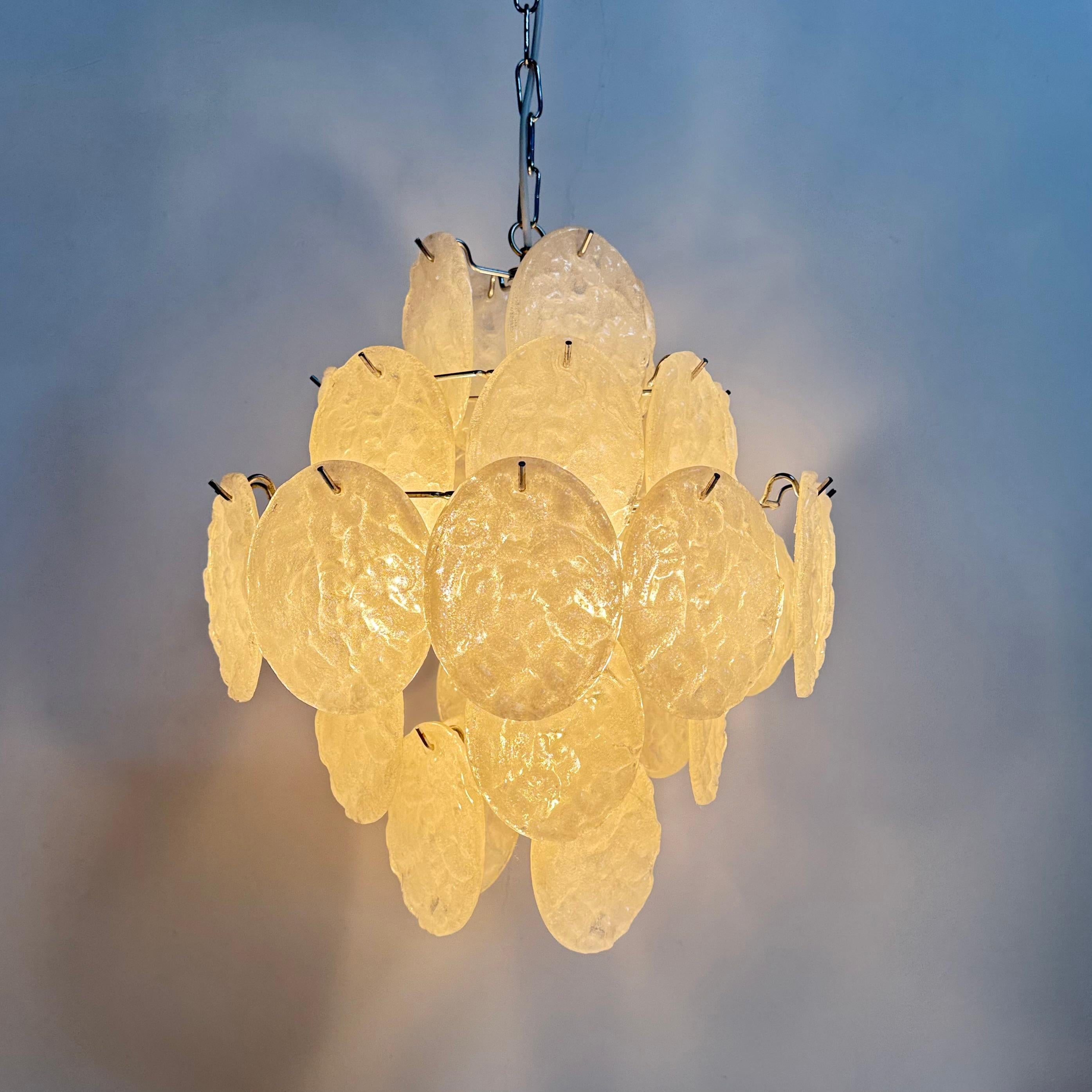 Lampadario di metà secolo con dischi di lucite, anni '70 in vendita 11