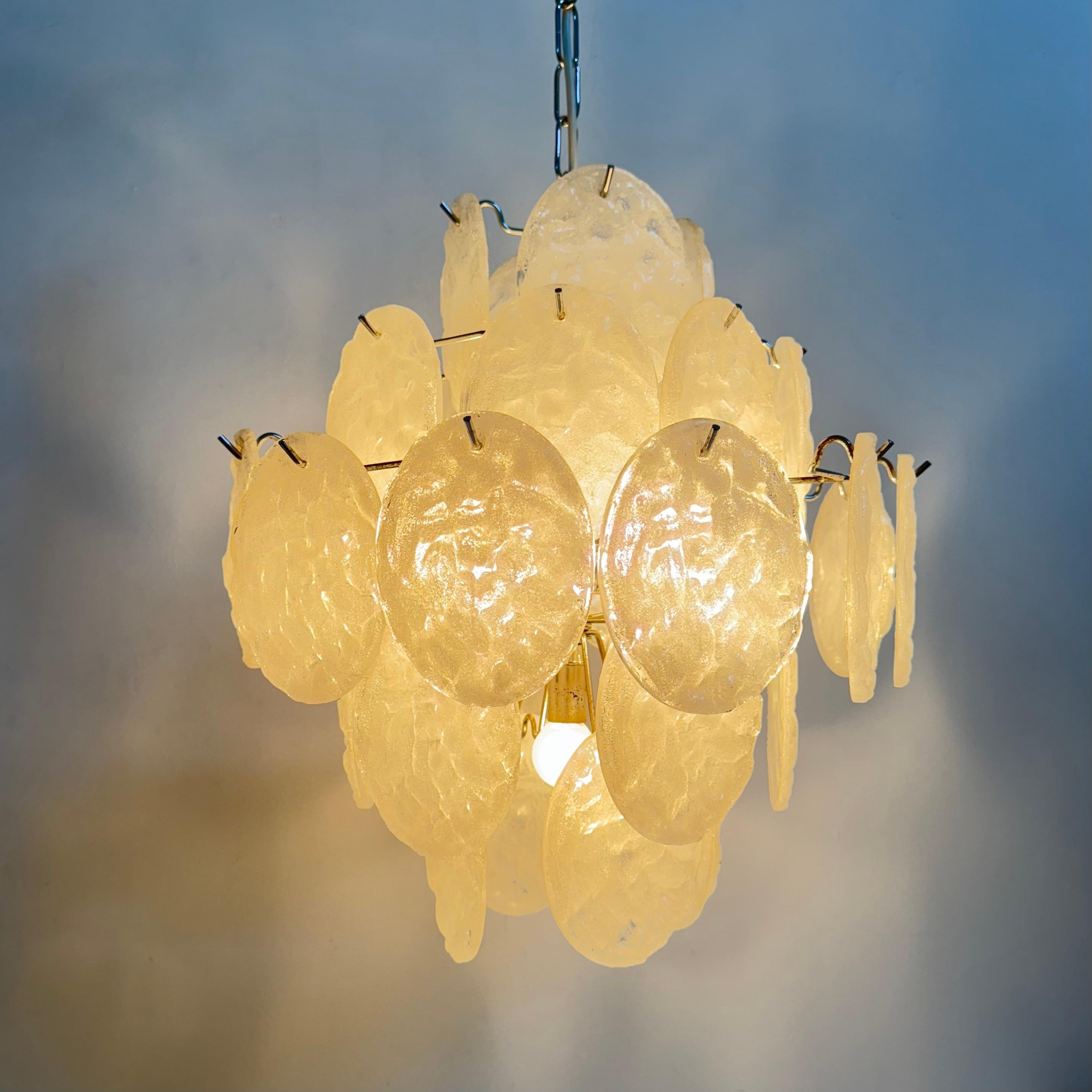 Italiano Lampadario di metà secolo con dischi di lucite, anni '70 in vendita