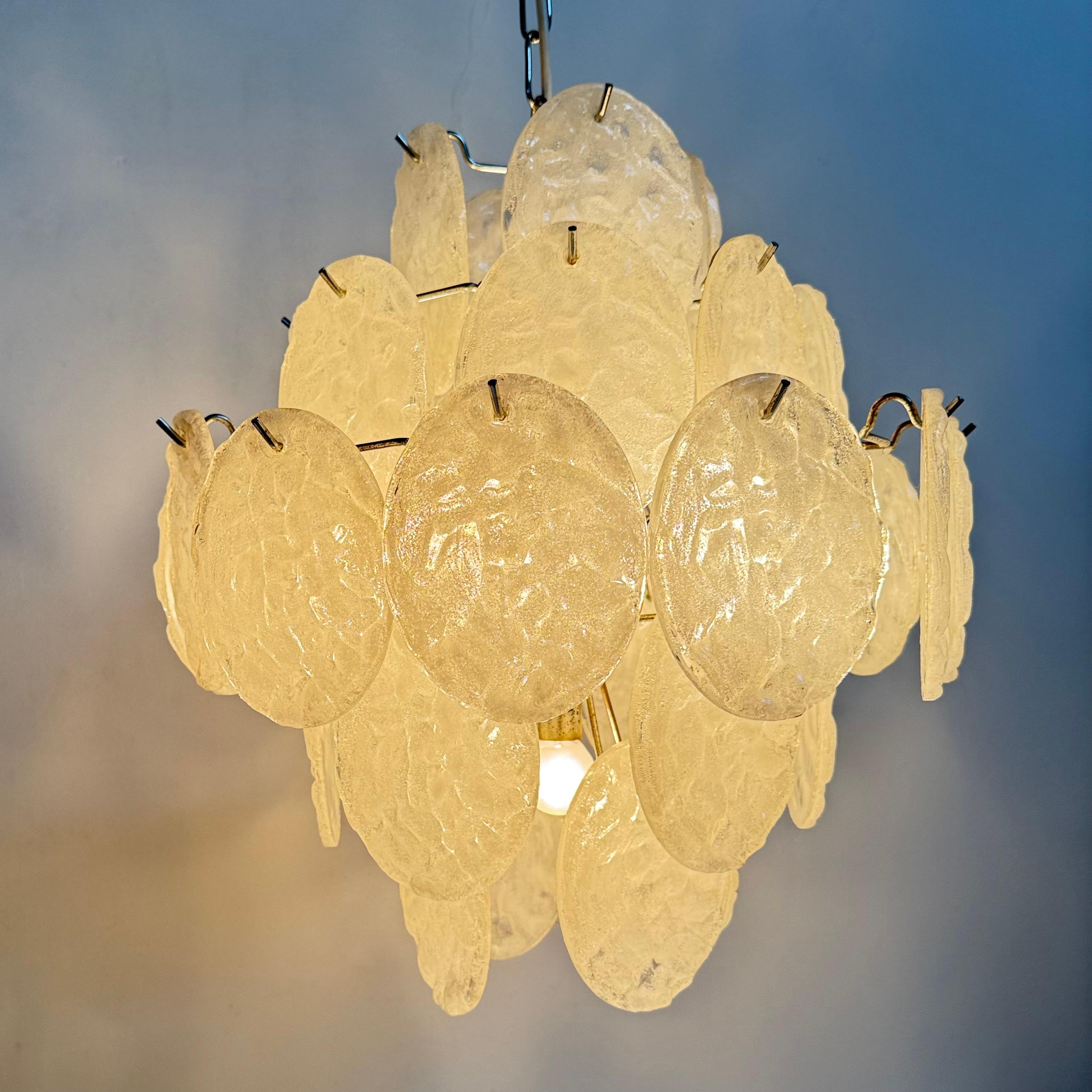 Lampadario di metà secolo con dischi di lucite, anni '70 In condizioni buone in vendita a Delft, NL