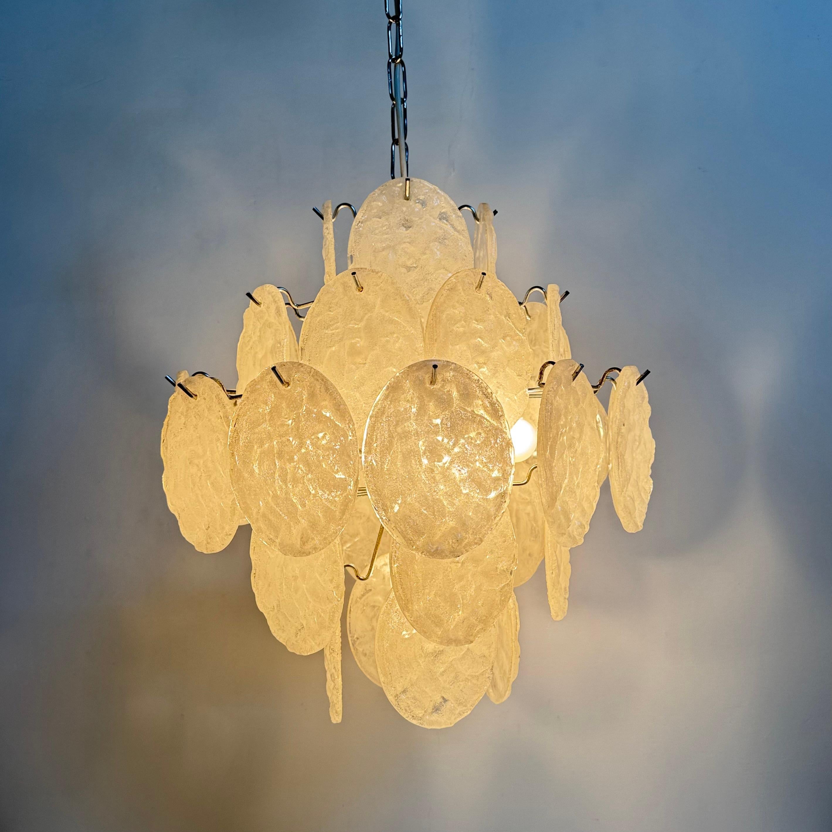 Metallo Lampadario di metà secolo con dischi di lucite, anni '70 in vendita
