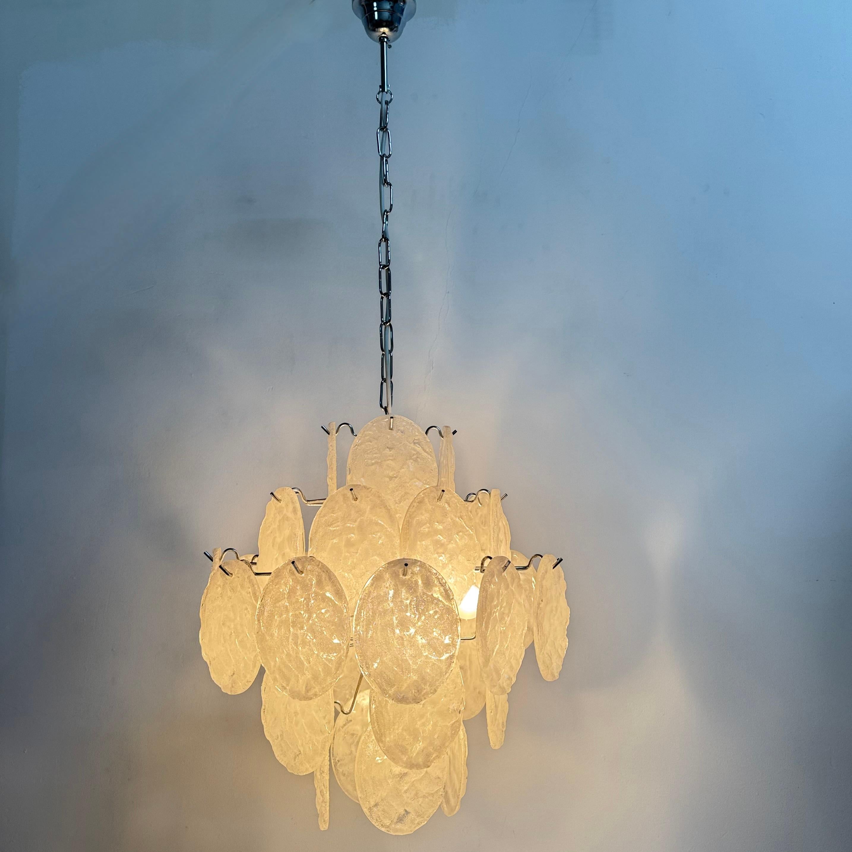 Lampadario di metà secolo con dischi di lucite, anni '70 in vendita 1