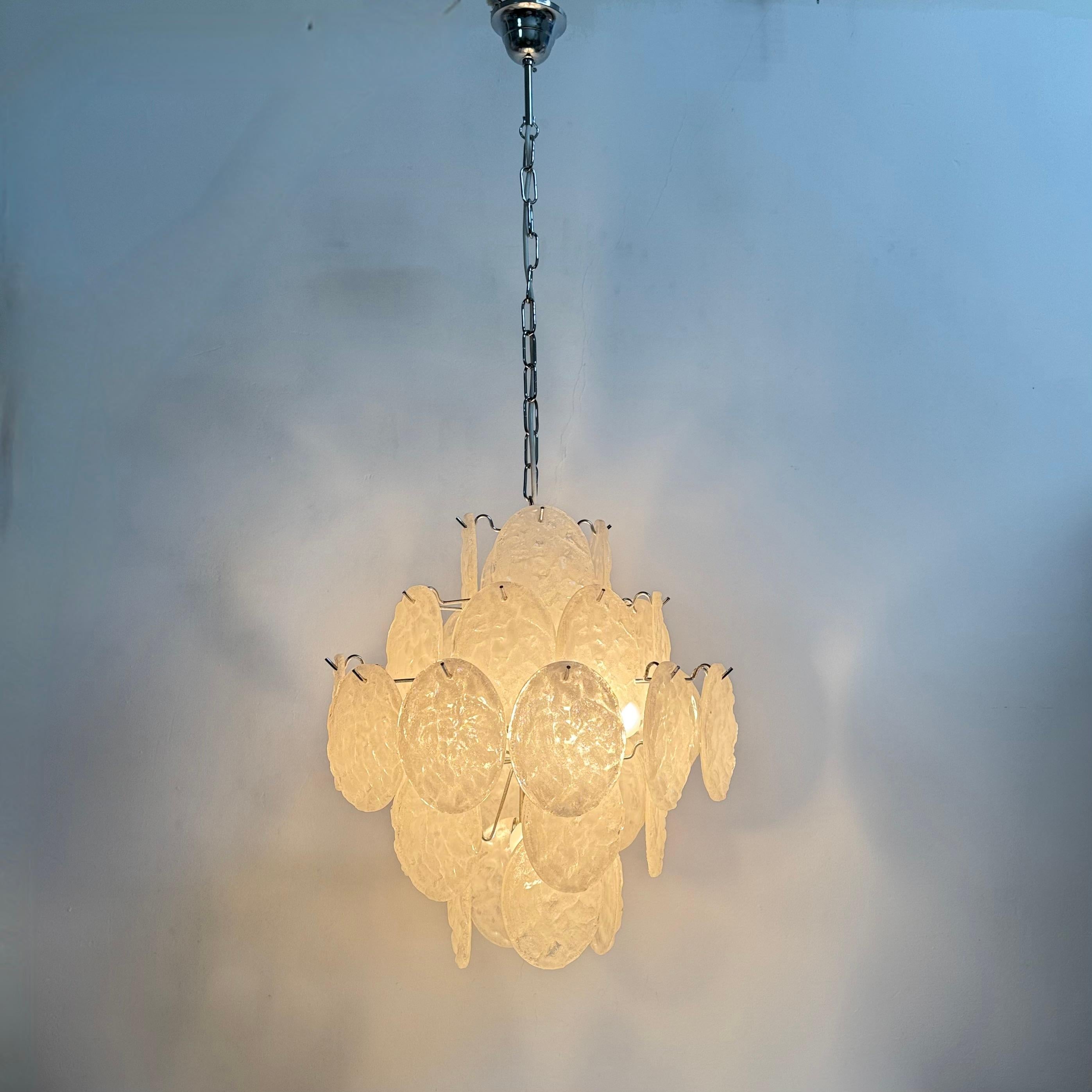 Lampadario di metà secolo con dischi di lucite, anni '70 in vendita 2