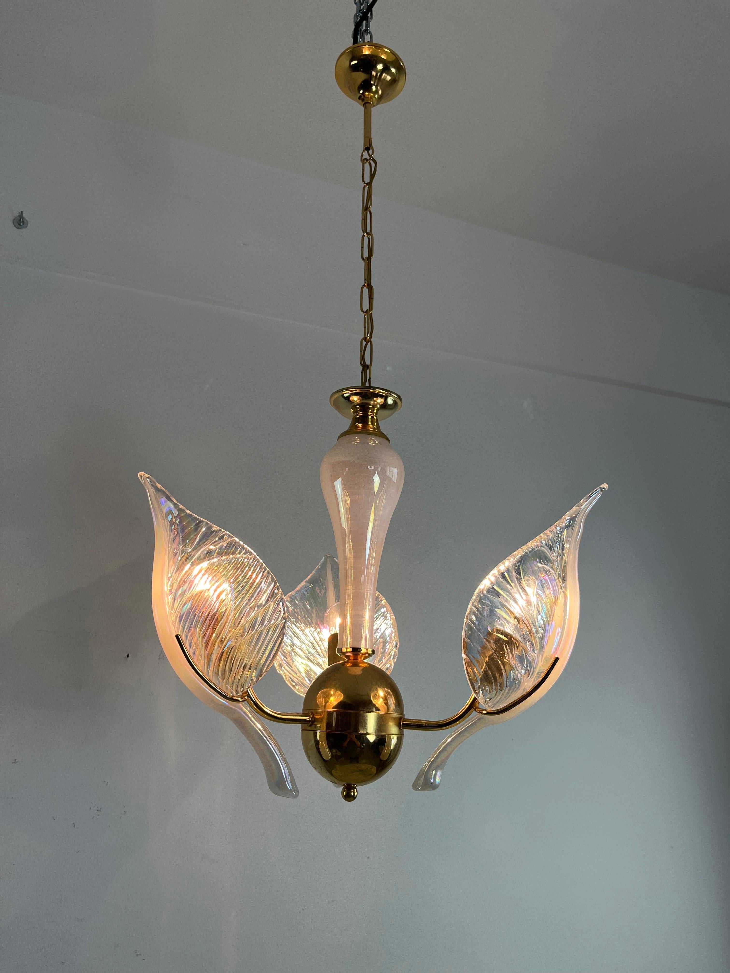 Mid-Century chandelier with Murano glass leaves, 1960s
Intact and in good condition.
Each single leaf measures 31 cm high by 16 cm wide.
Three lights with e14 lamps.
Golden metal structure. Height 44 cm, 86 cm including the chain.