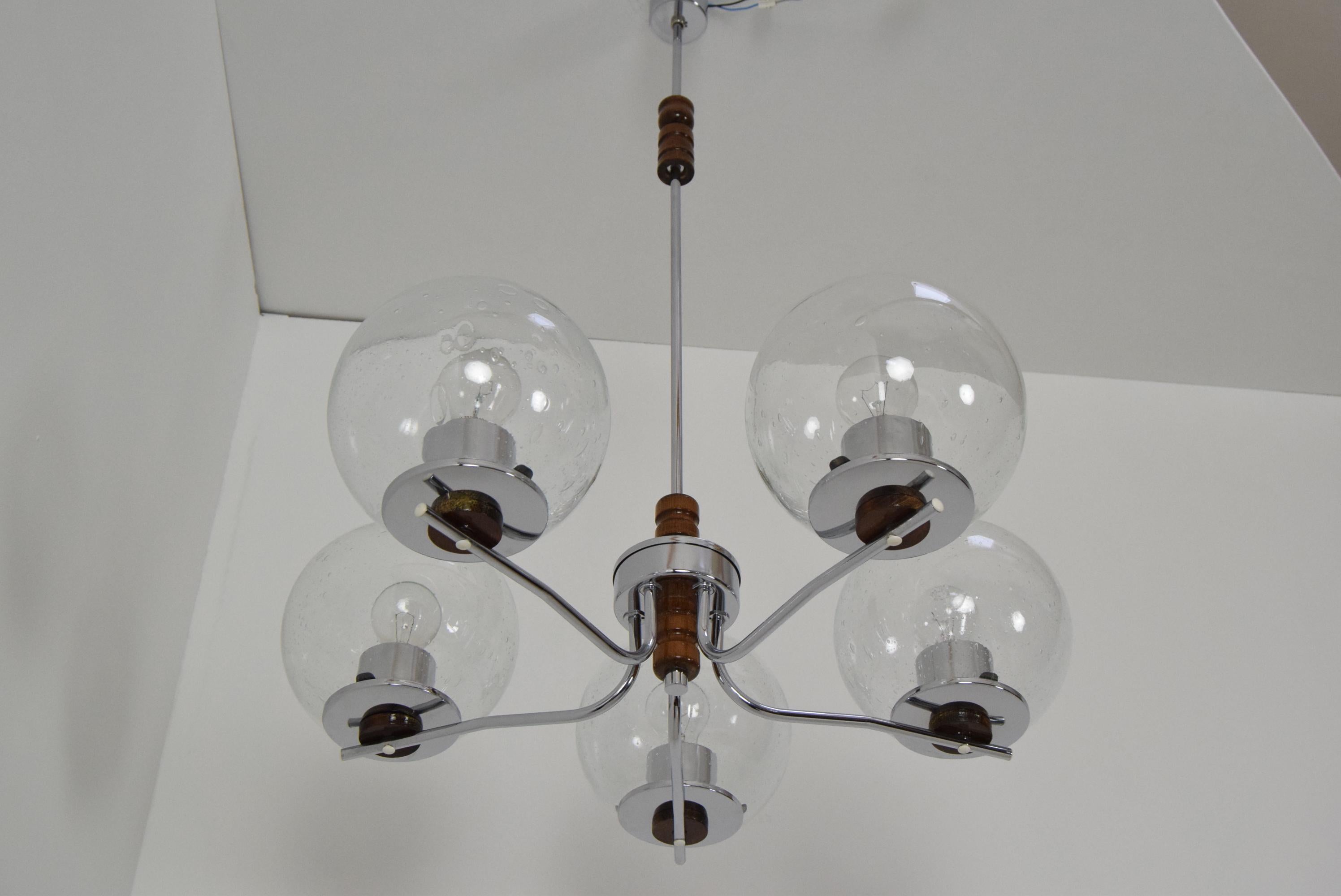 Lampadario di metà secolo, Cecoslovacchia, anni '60 In condizioni buone in vendita a Praha, CZ