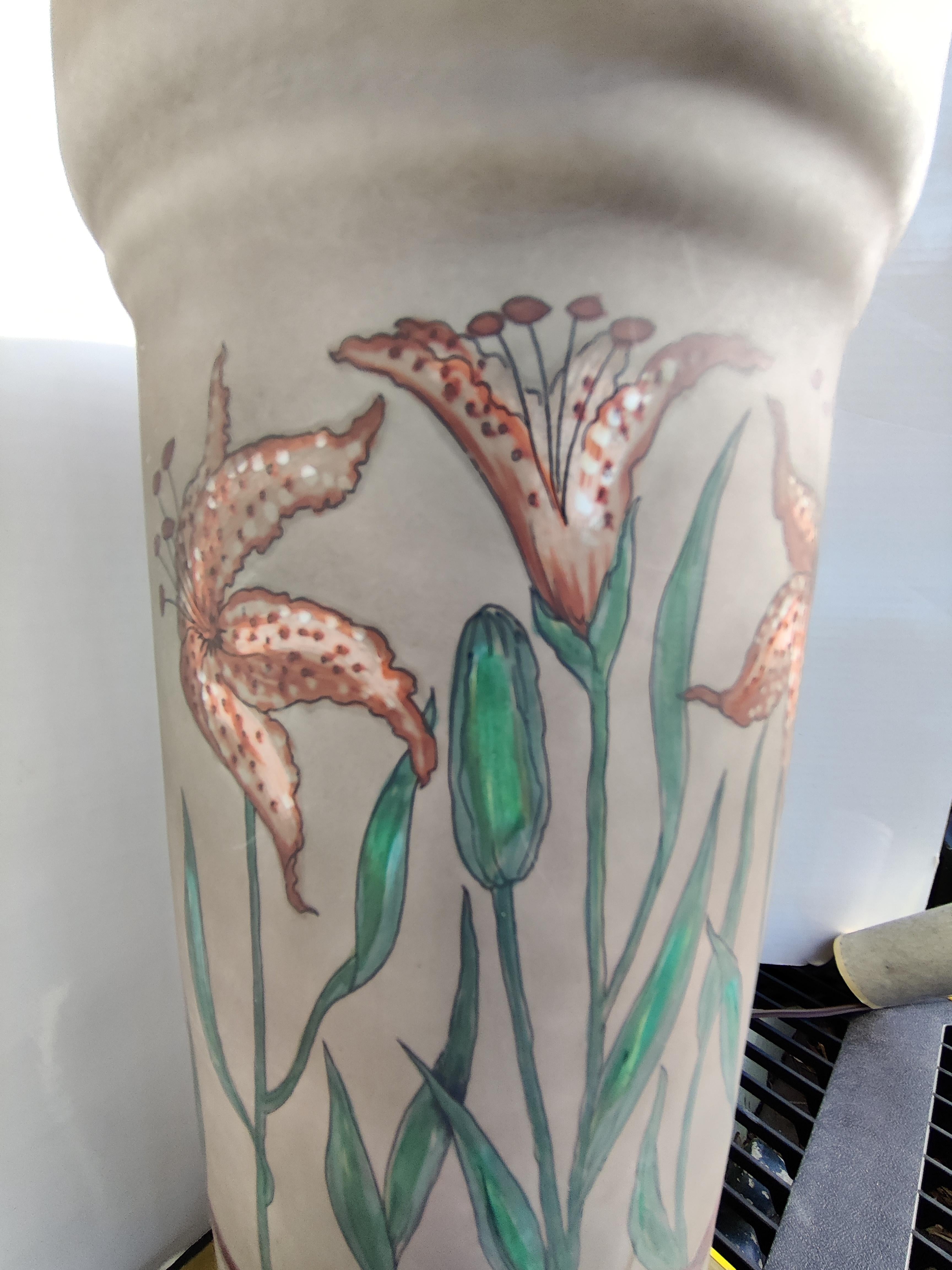 Lampe à fleurs de lys en porcelaine Chapman du milieu du siècle en vente 6