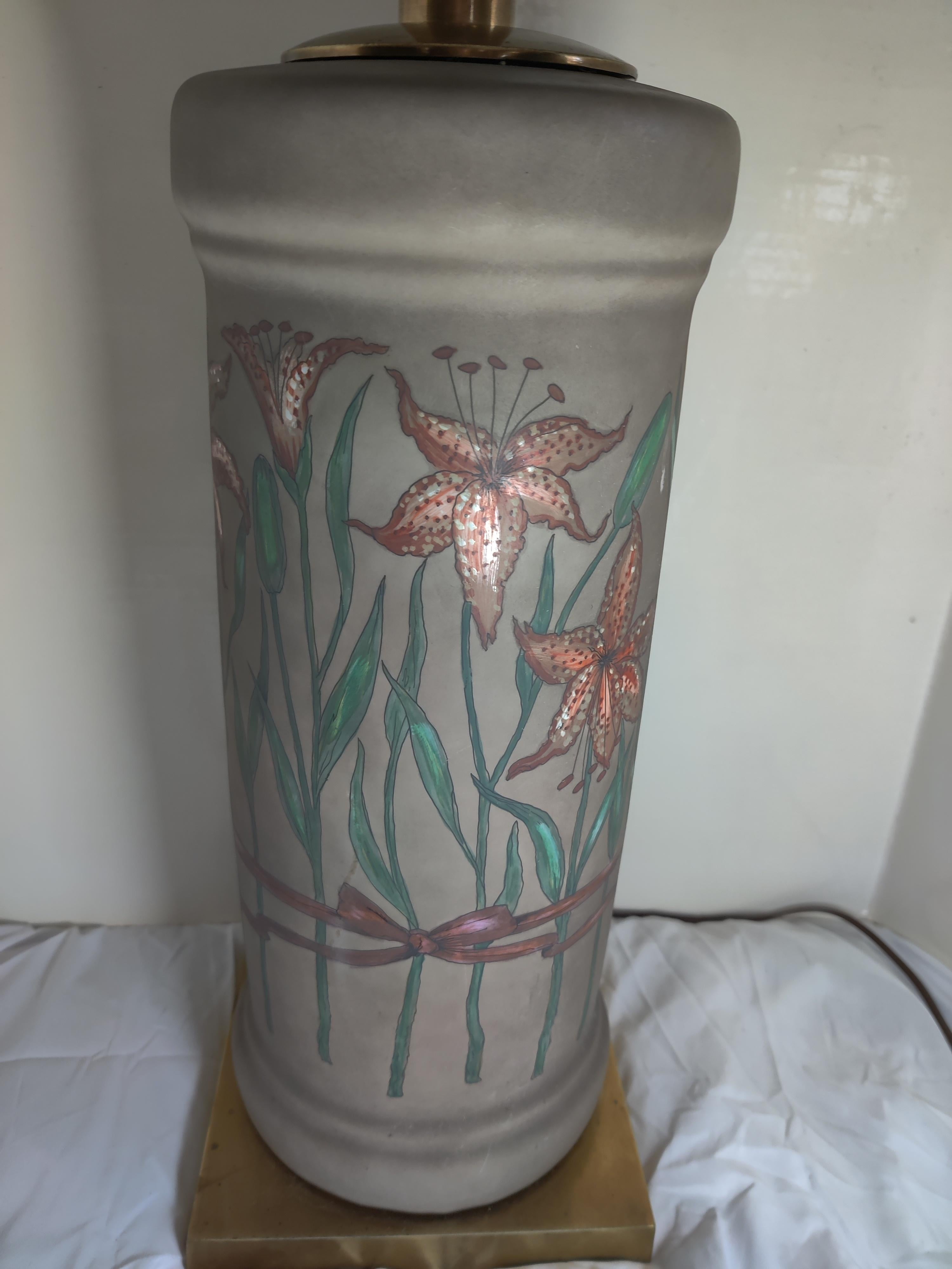 Lampe à fleurs de lys en porcelaine Chapman du milieu du siècle
Petite zone de peinture manquante sur la base (voir photo n°8).
Laiton terni par l'âge.
Base 8