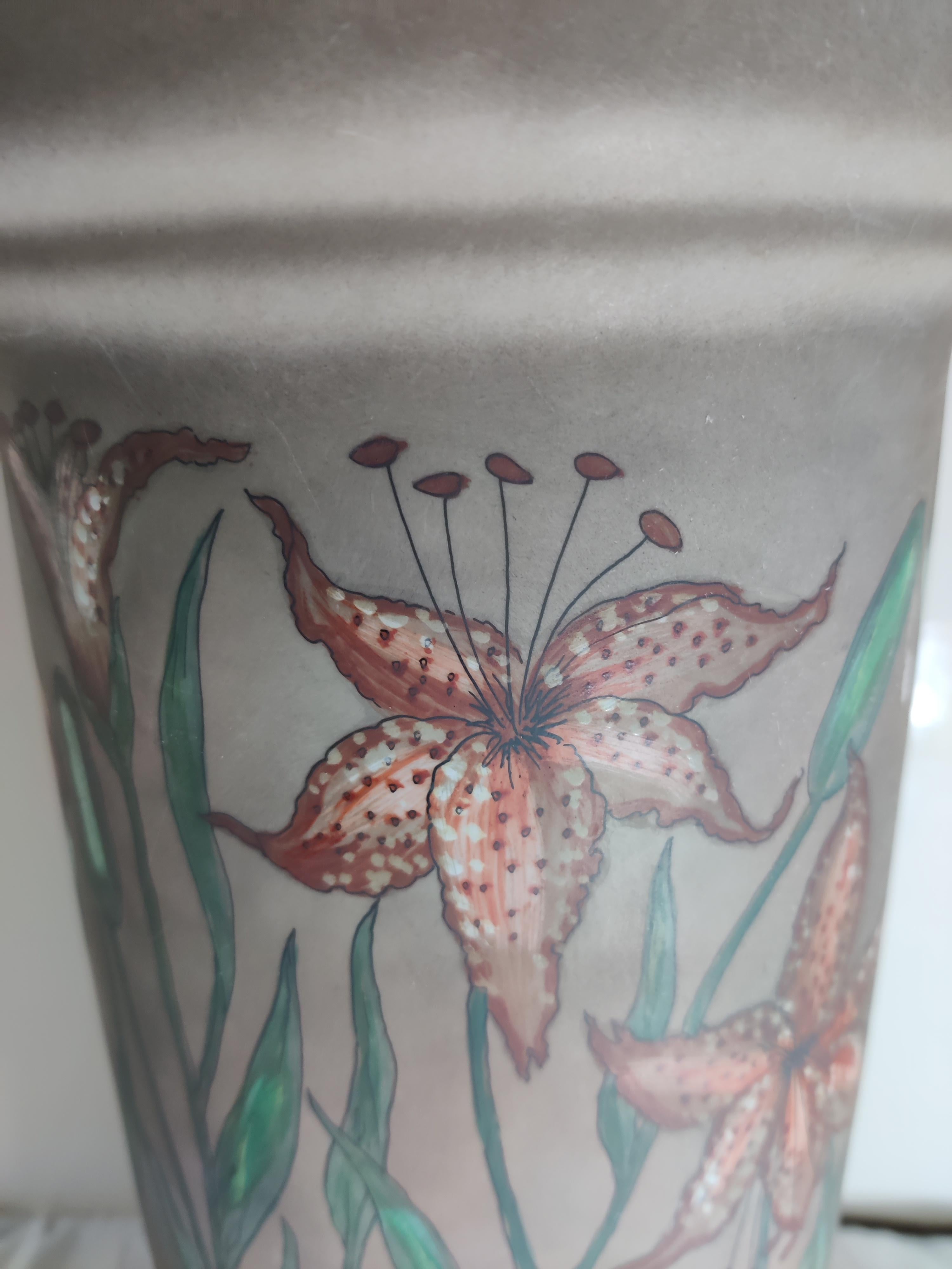 Américain Lampe à fleurs de lys en porcelaine Chapman du milieu du siècle en vente