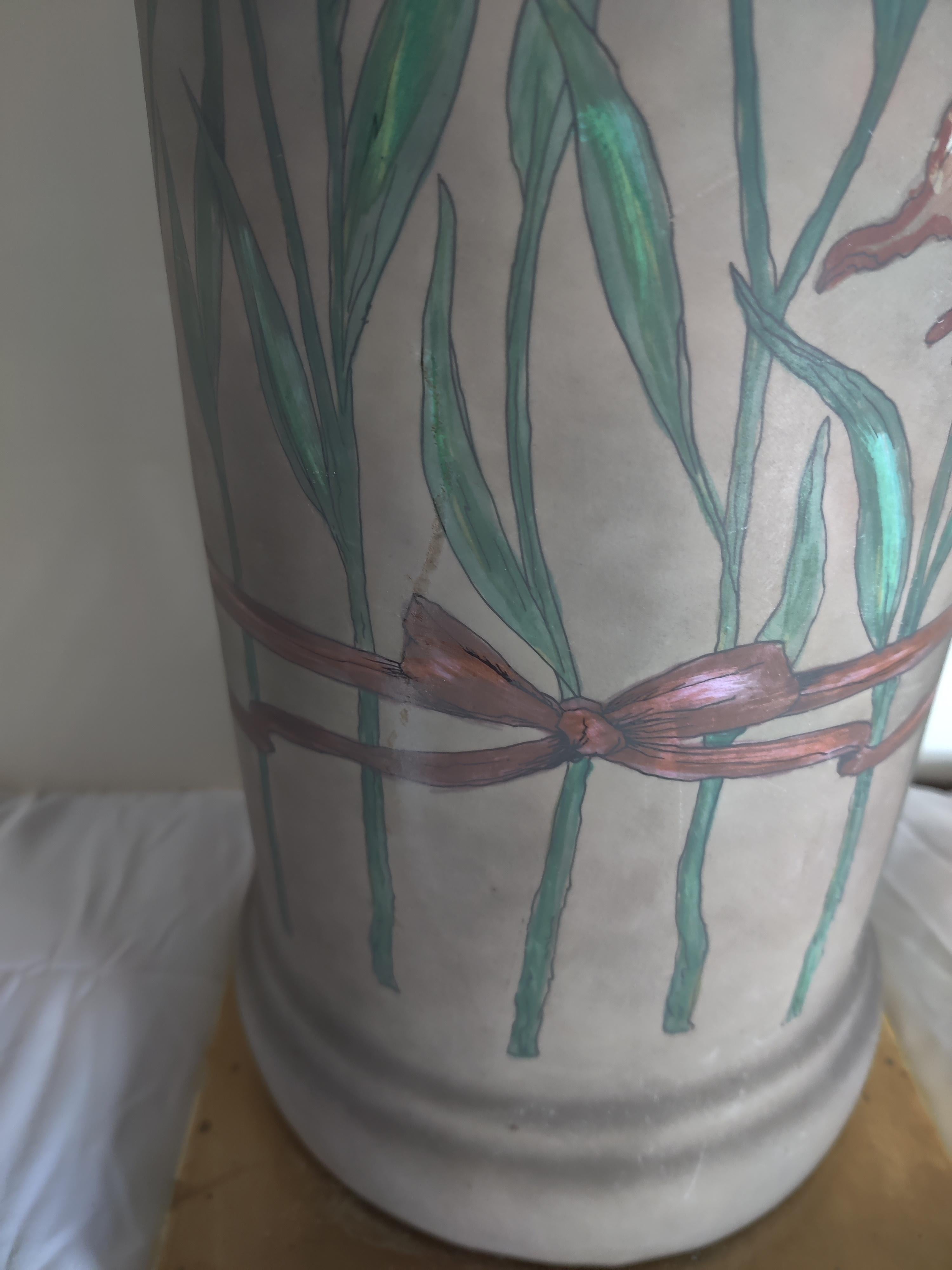 Lampe à fleurs de lys en porcelaine Chapman du milieu du siècle Bon état - En vente à Cincinnati, OH