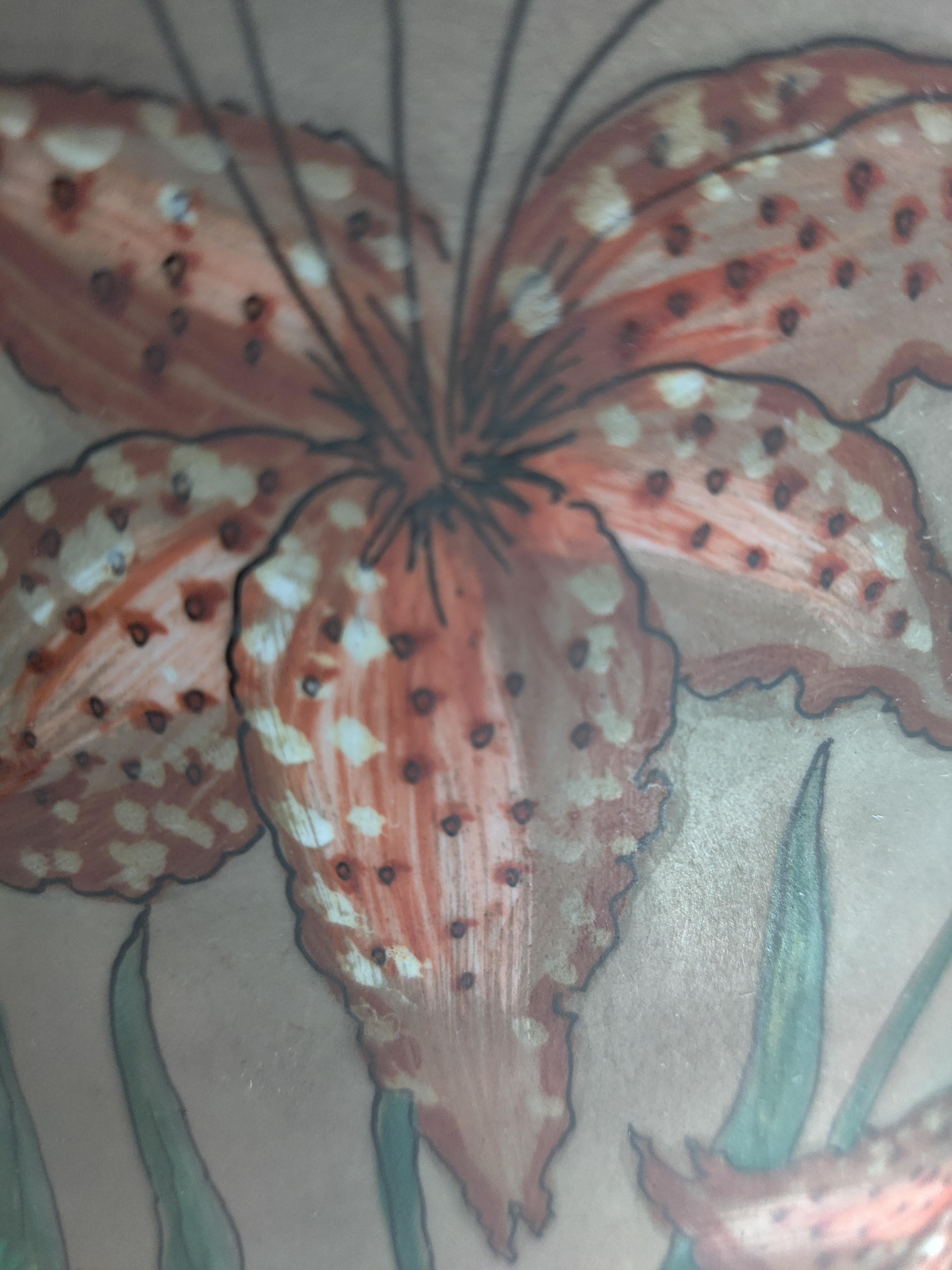 Laiton Lampe à fleurs de lys en porcelaine Chapman du milieu du siècle en vente