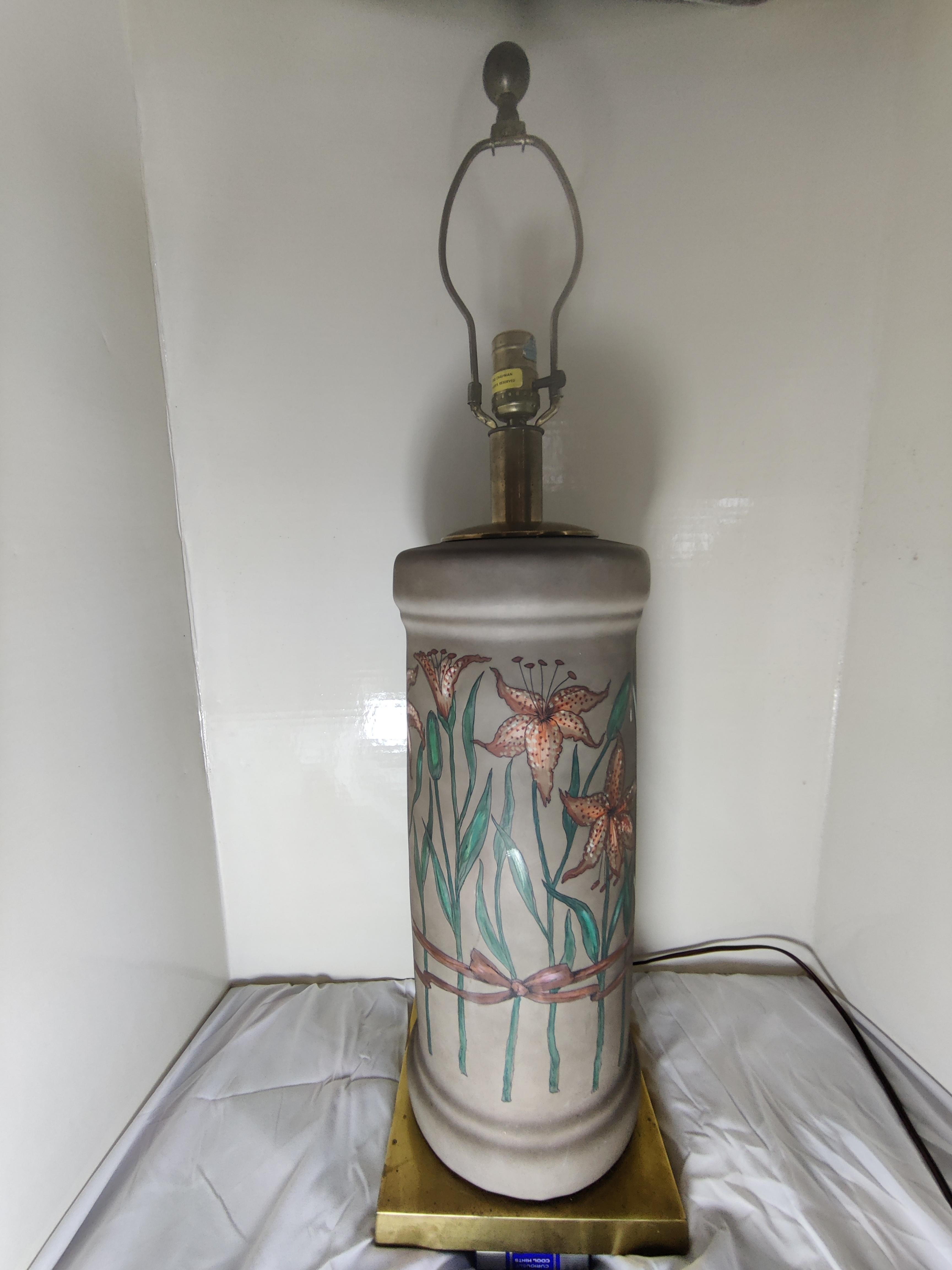 Lampe à fleurs de lys en porcelaine Chapman du milieu du siècle en vente 1