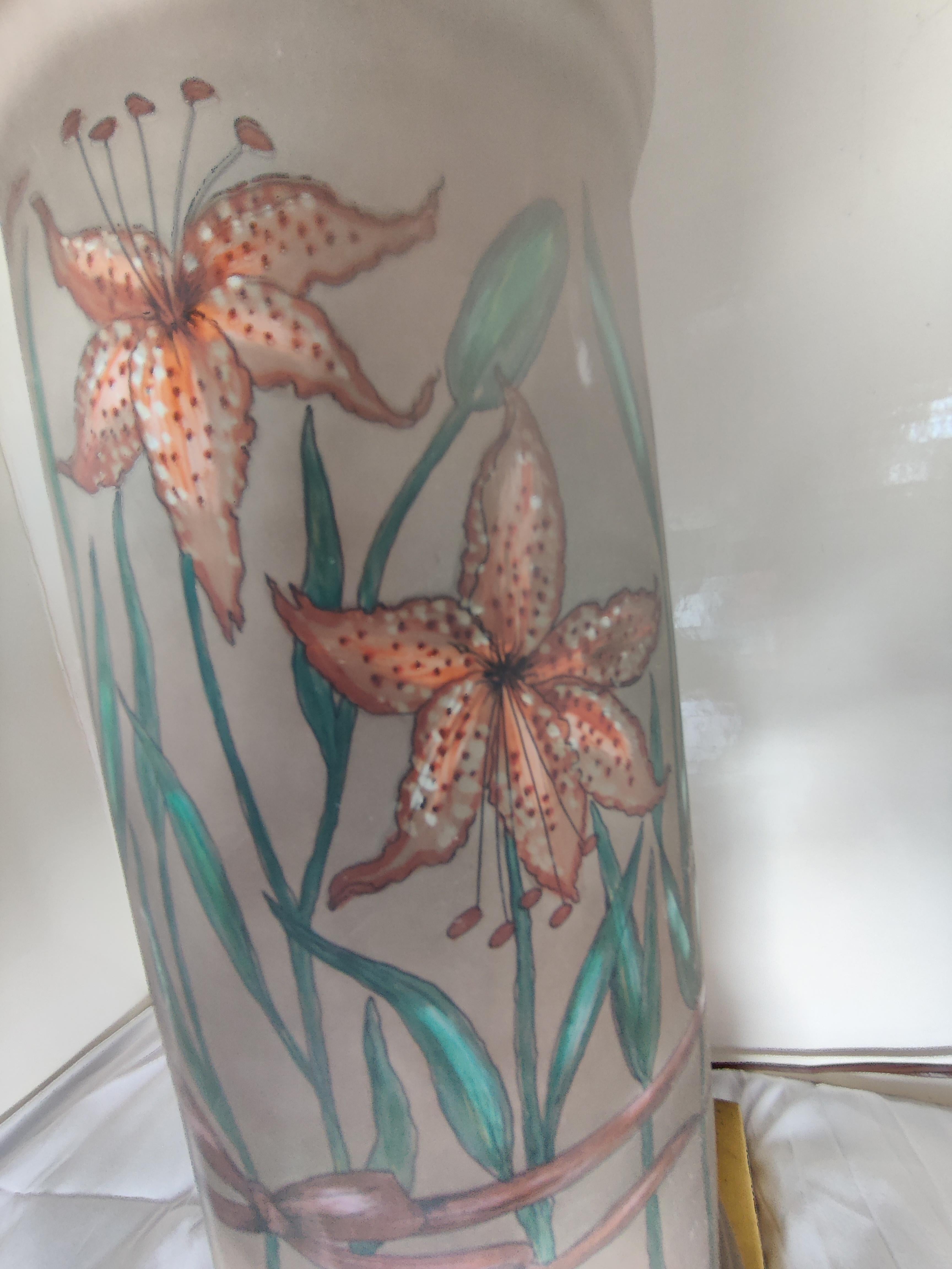 Lampe à fleurs de lys en porcelaine Chapman du milieu du siècle en vente 2