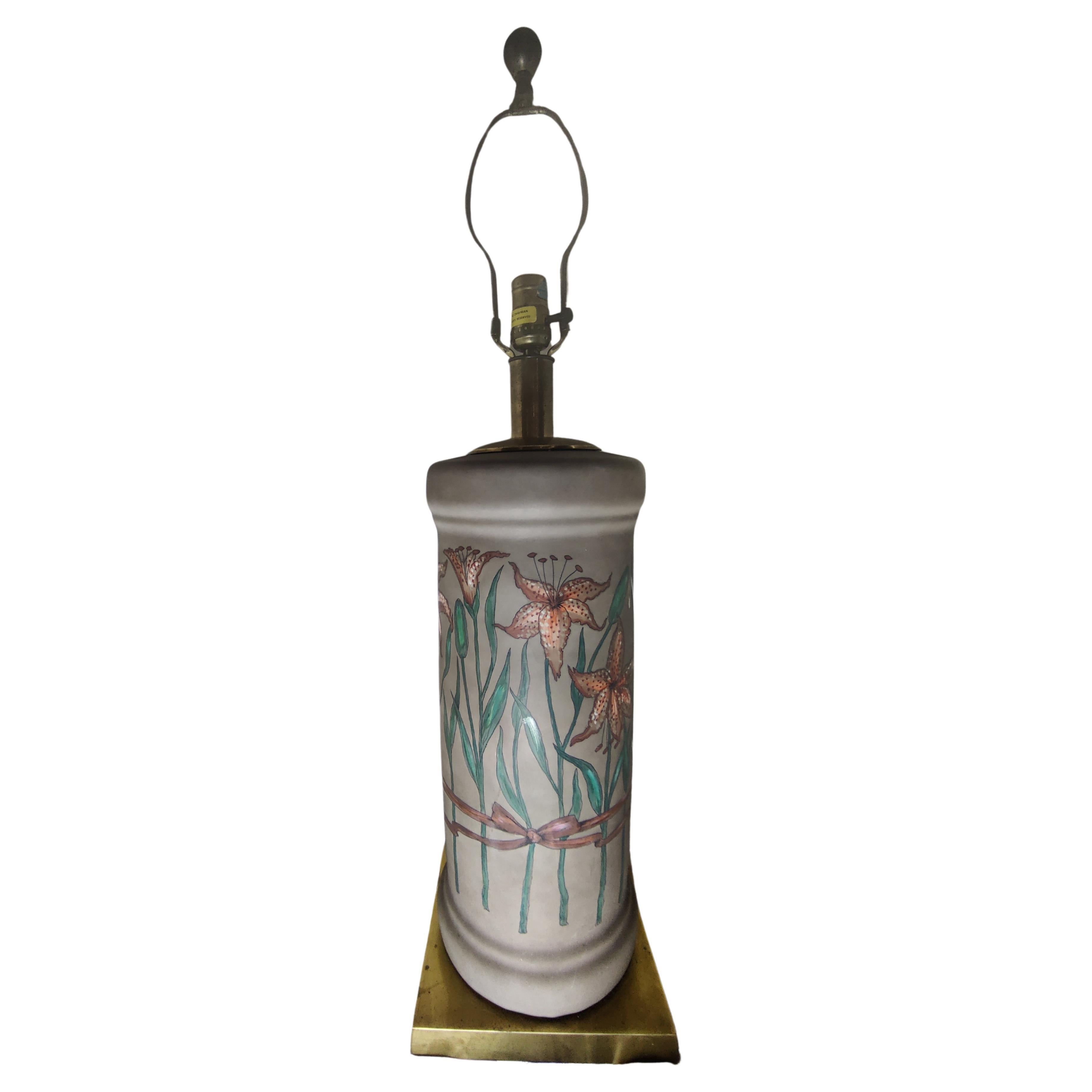 Lampe à fleurs de lys en porcelaine Chapman du milieu du siècle en vente