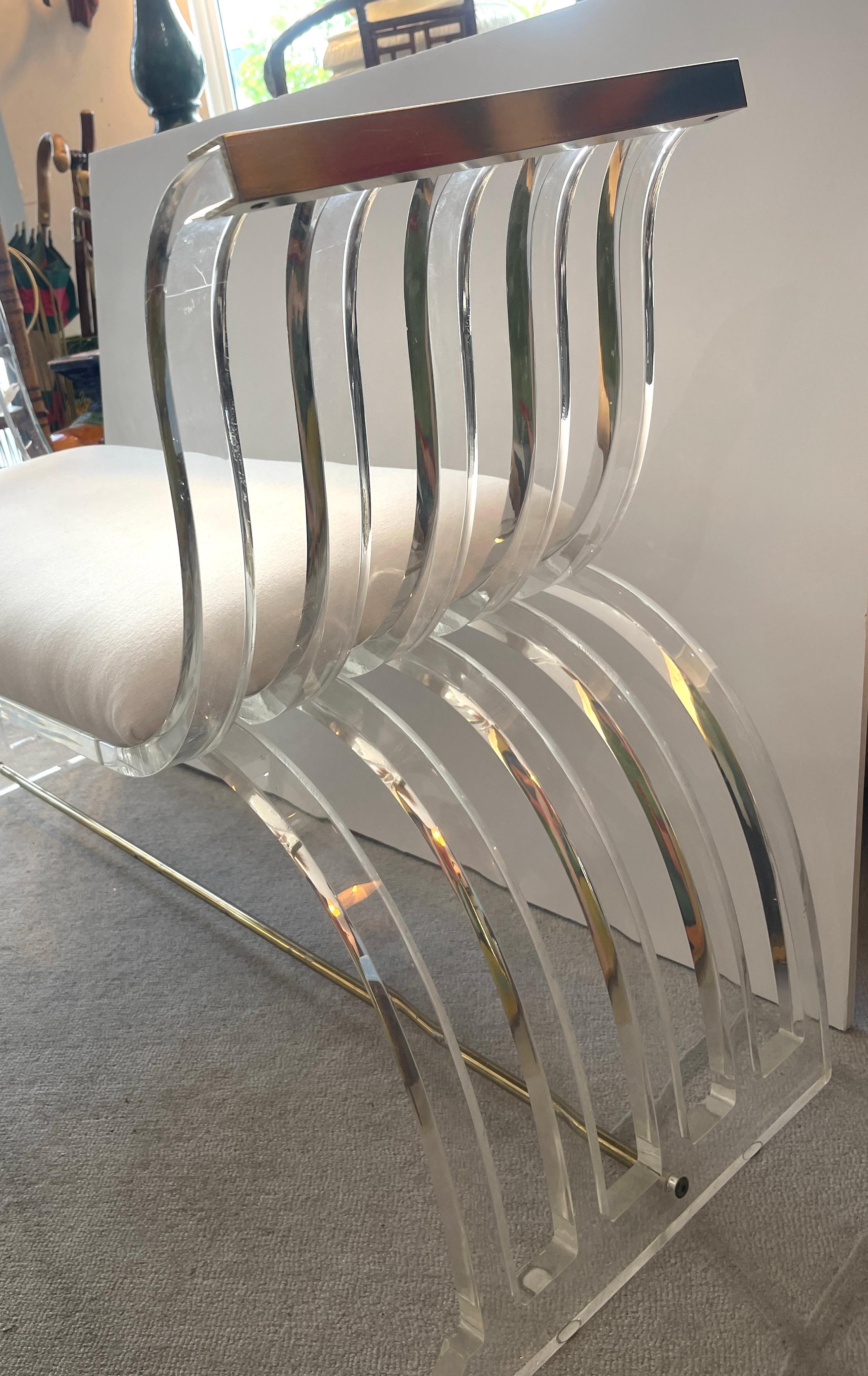 Appena arrivato,  questa originale e sostanziale panchina in lucite di Charles Hollis Jones, risalente al 1970. 
Questa panca ha 5 doghe curve in lucite su ogni lato e sulla base.
Ogni braccio termina in metallo dorato su ciascun lato.
Alla base è