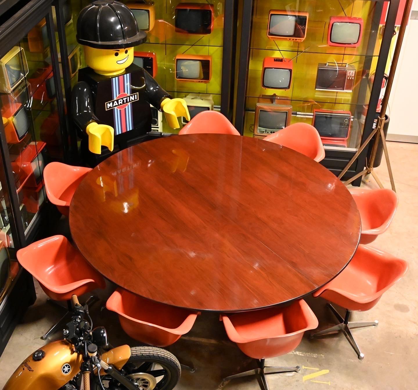 Voici la chaise Charles Eames by Herman Miller Orange Fiberglass Shell Chair, une pièce intemporelle de l'histoire du design. Nous avons le plaisir de proposer un ensemble de huit de ces chaises emblématiques, disponibles à l'achat en tant