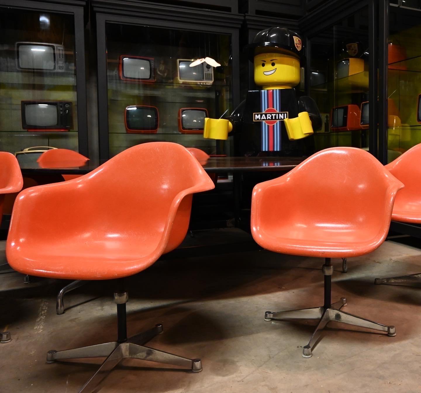 Charles Eames Shell-Stuhl aus orangefarbenem Glasfaser von Herman Miller, Mitte des Jahrhunderts  (amerikanisch) im Angebot