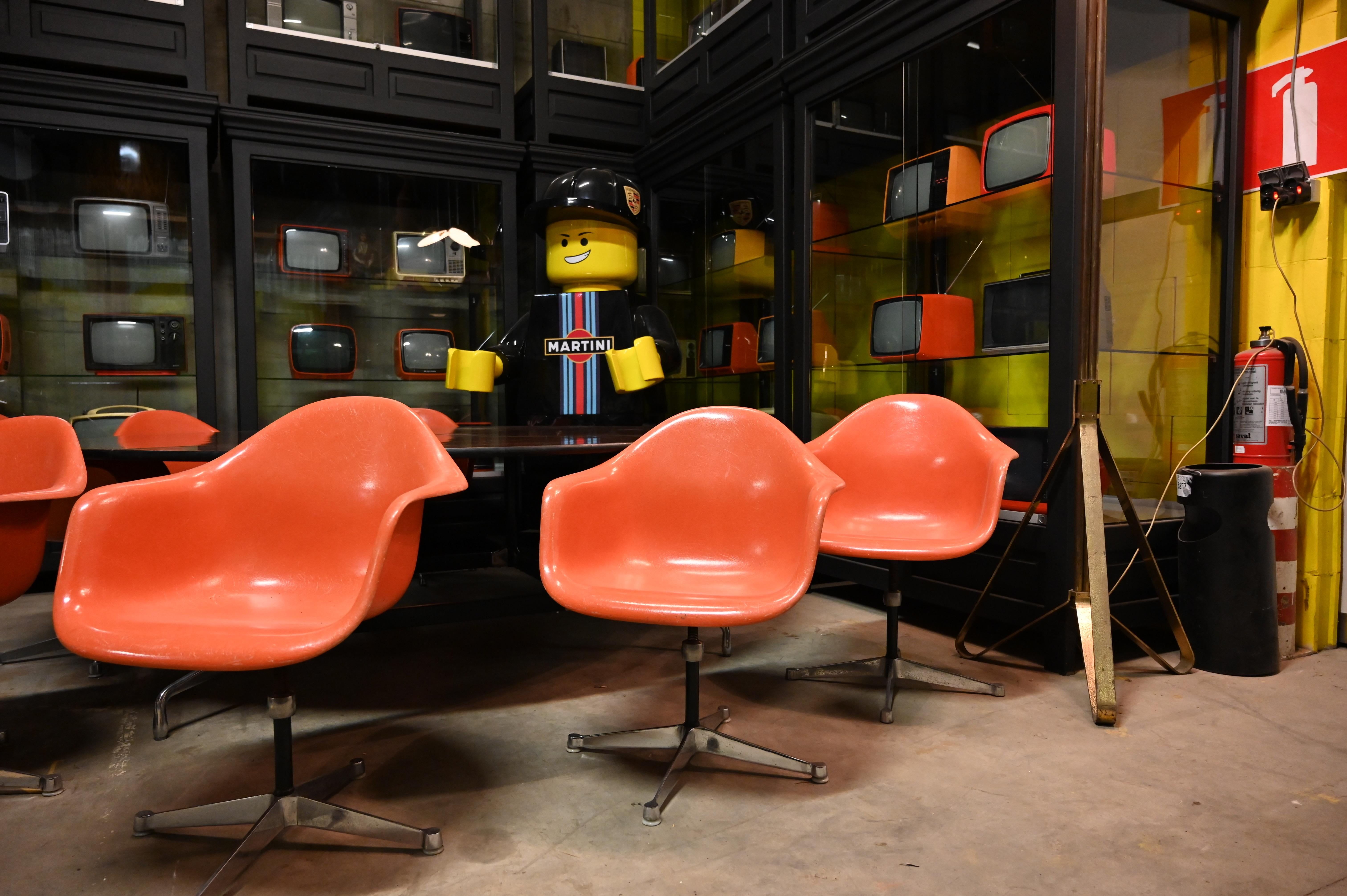Chaise en fibre de verre orange Charles Eames par Herman Miller du milieu du siècle dernier  Bon état - En vente à Mortsel, BE
